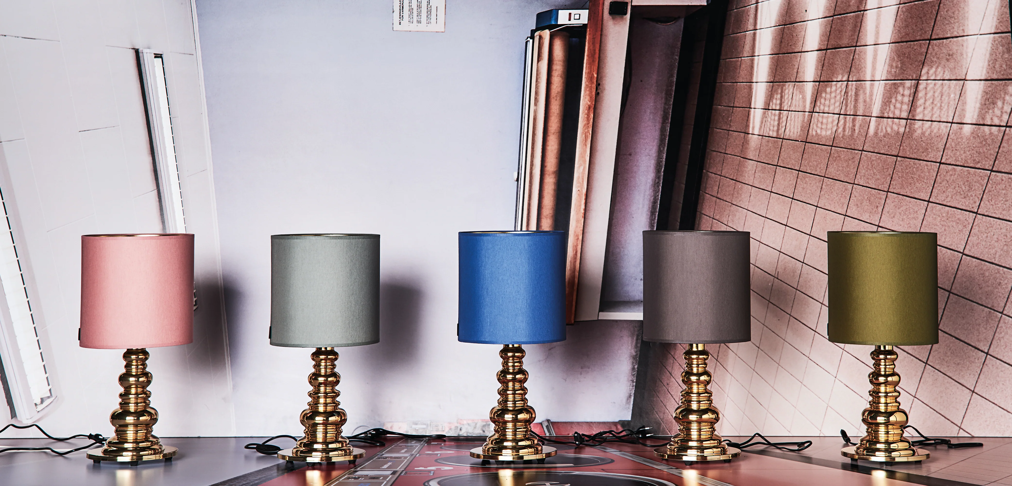Lampa stołowa PUNK DELUXE ciemnoszary ze złotą podstawą - Image 5