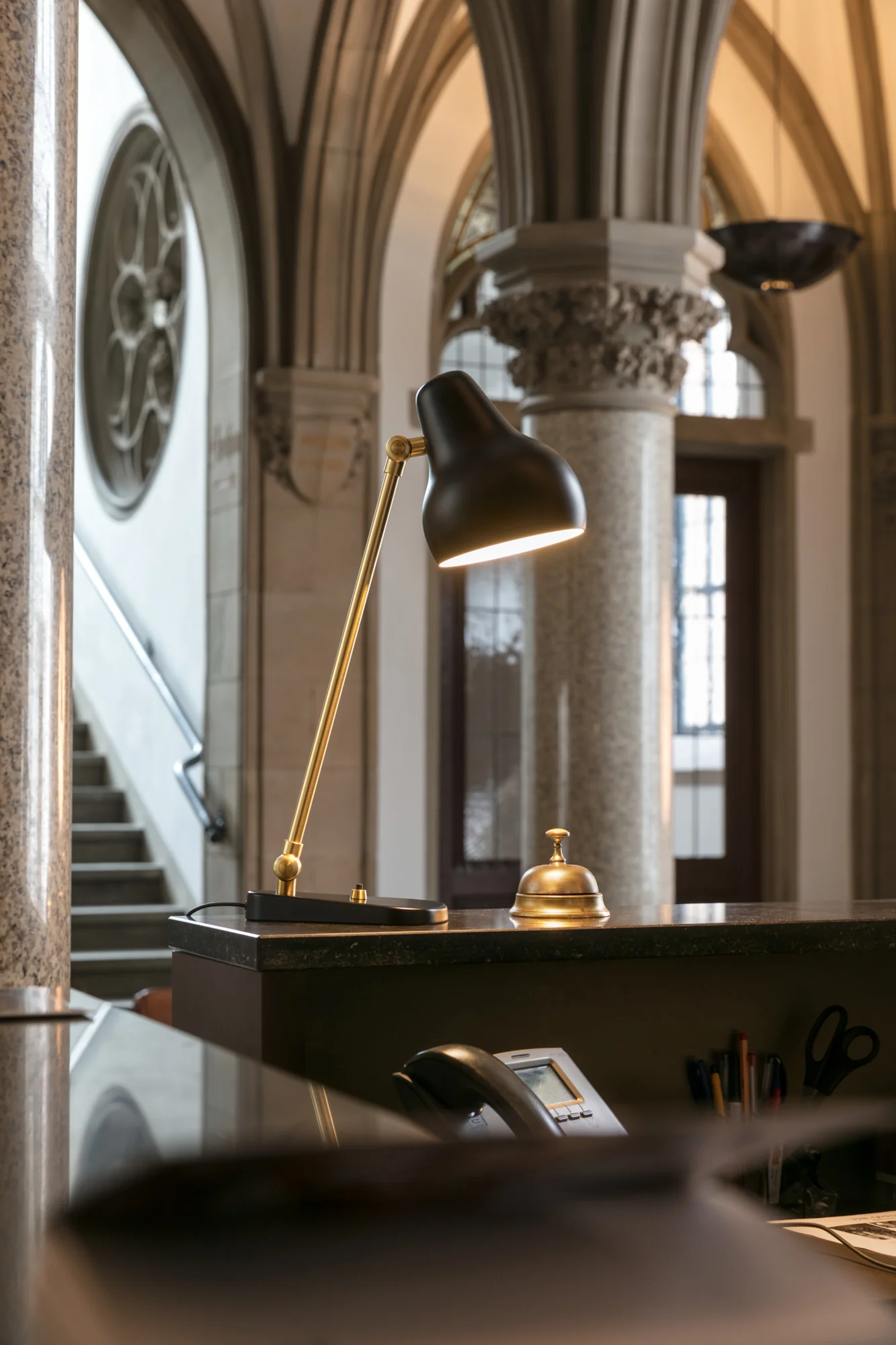 Lampa stołowa VL 38 czarny ze złotym wykończeniem - Image 2