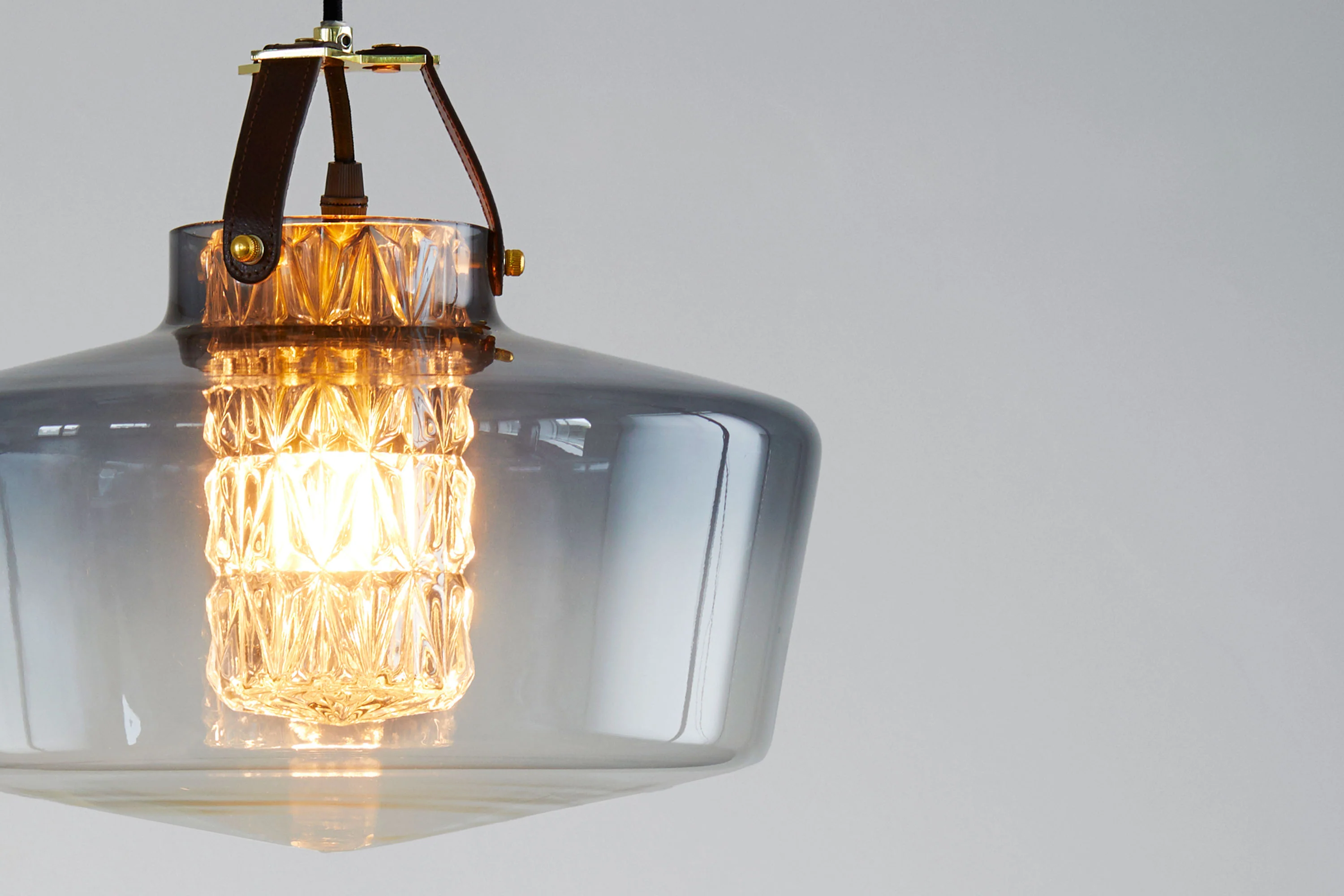 Lampa wisząca ADDICTED TO US dymione szkło z koniakową skórą - Image 4