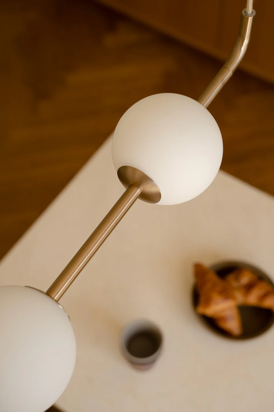 Lampa wisząca AUDREY LINEAR biały ze złotą wstawką - Image 3