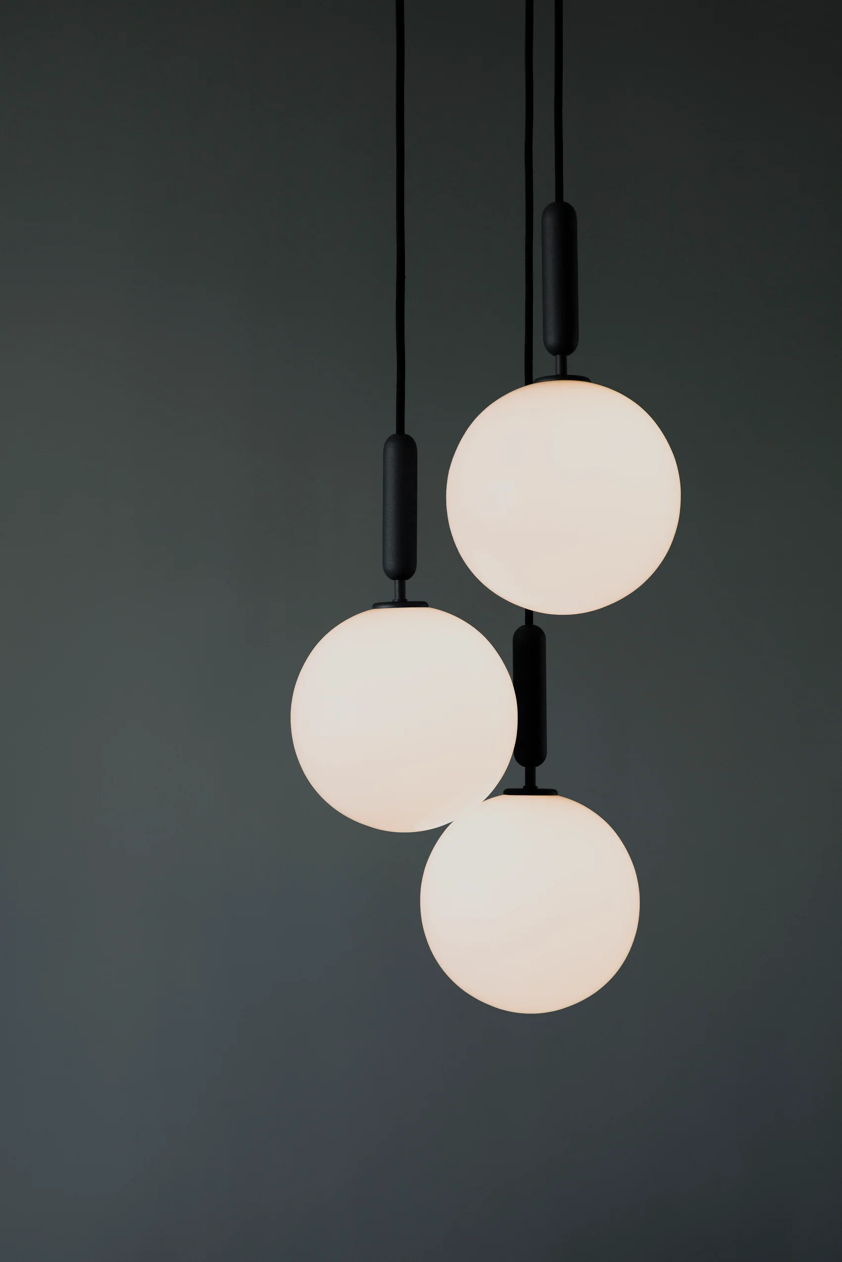 Lampa wisząca MIIRA 3 grafitowy z opalowym szkłem - Image 9