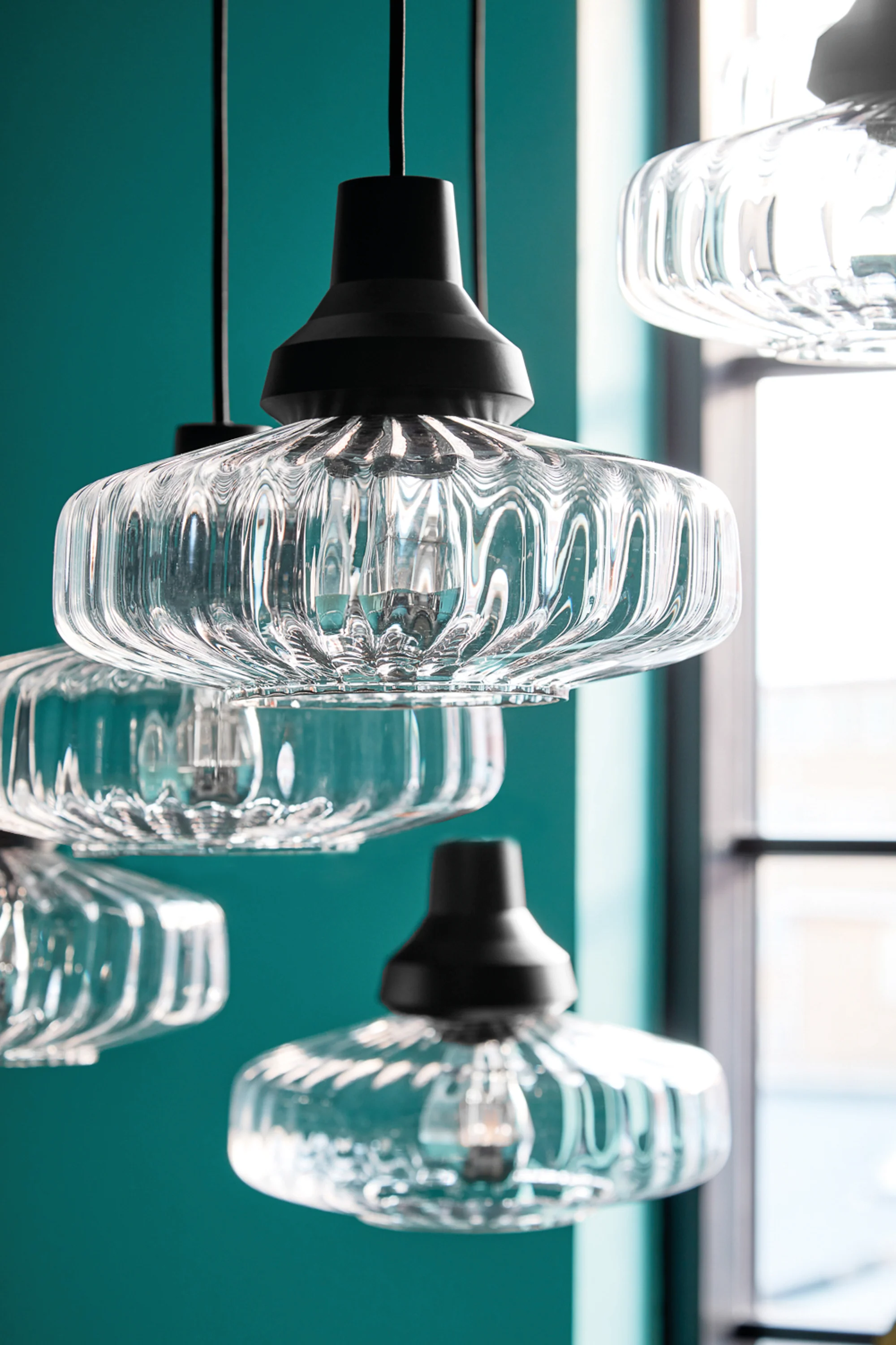 Lampa wisząca NEW WAVE OPTIC transparentne szkło z czarnym wykończeniem - Image 2