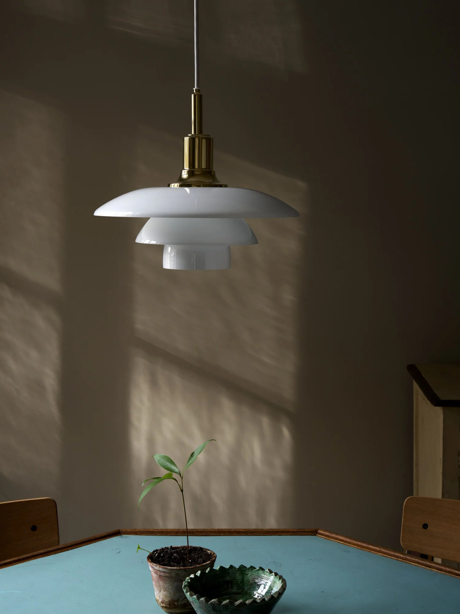 Lampa wisząca PH 3/2 biały z mosiężnym wykończeniem - Image 3