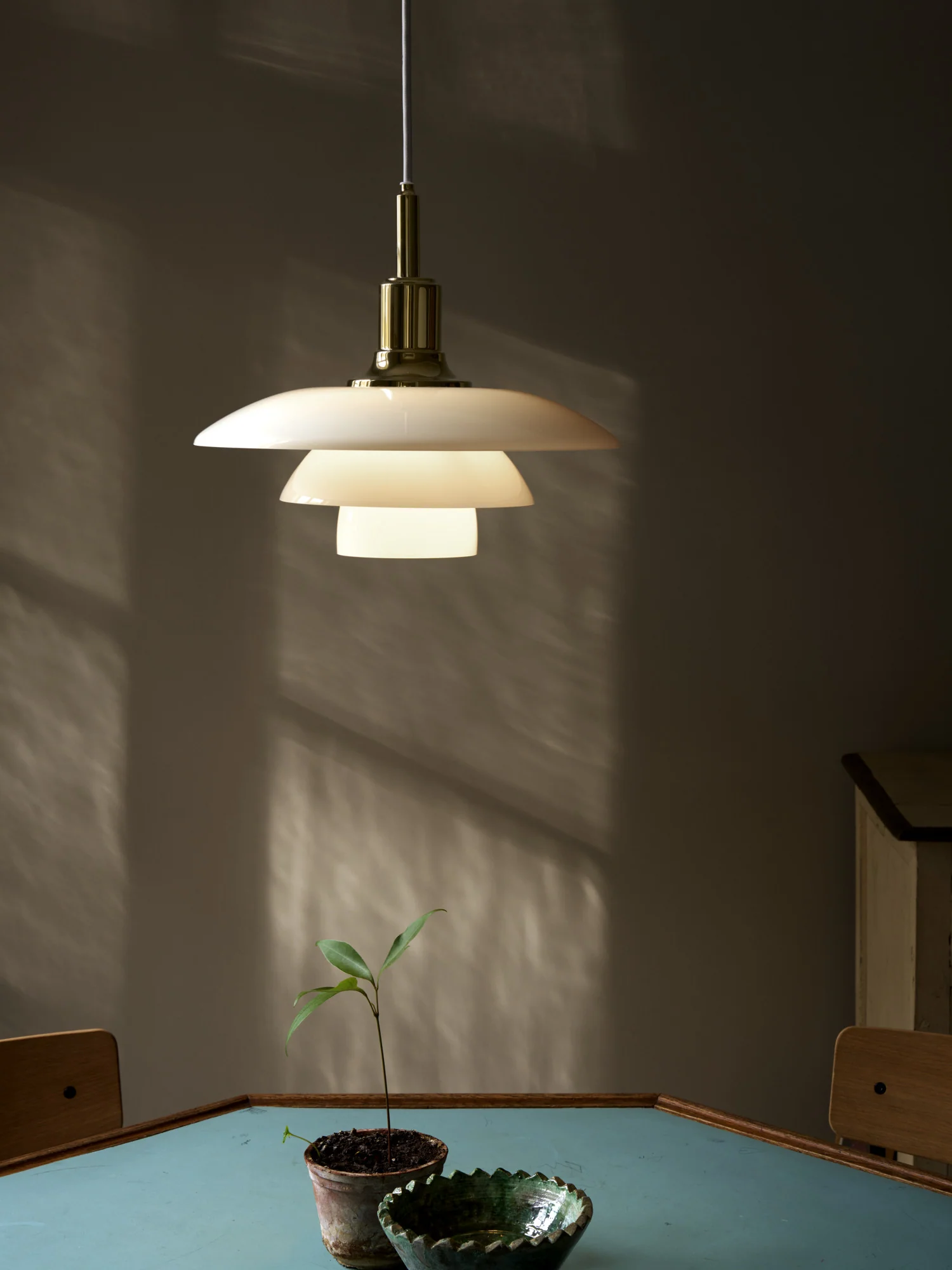 Lampa wisząca PH 3/2 biały z mosiężnym wykończeniem - Image 4