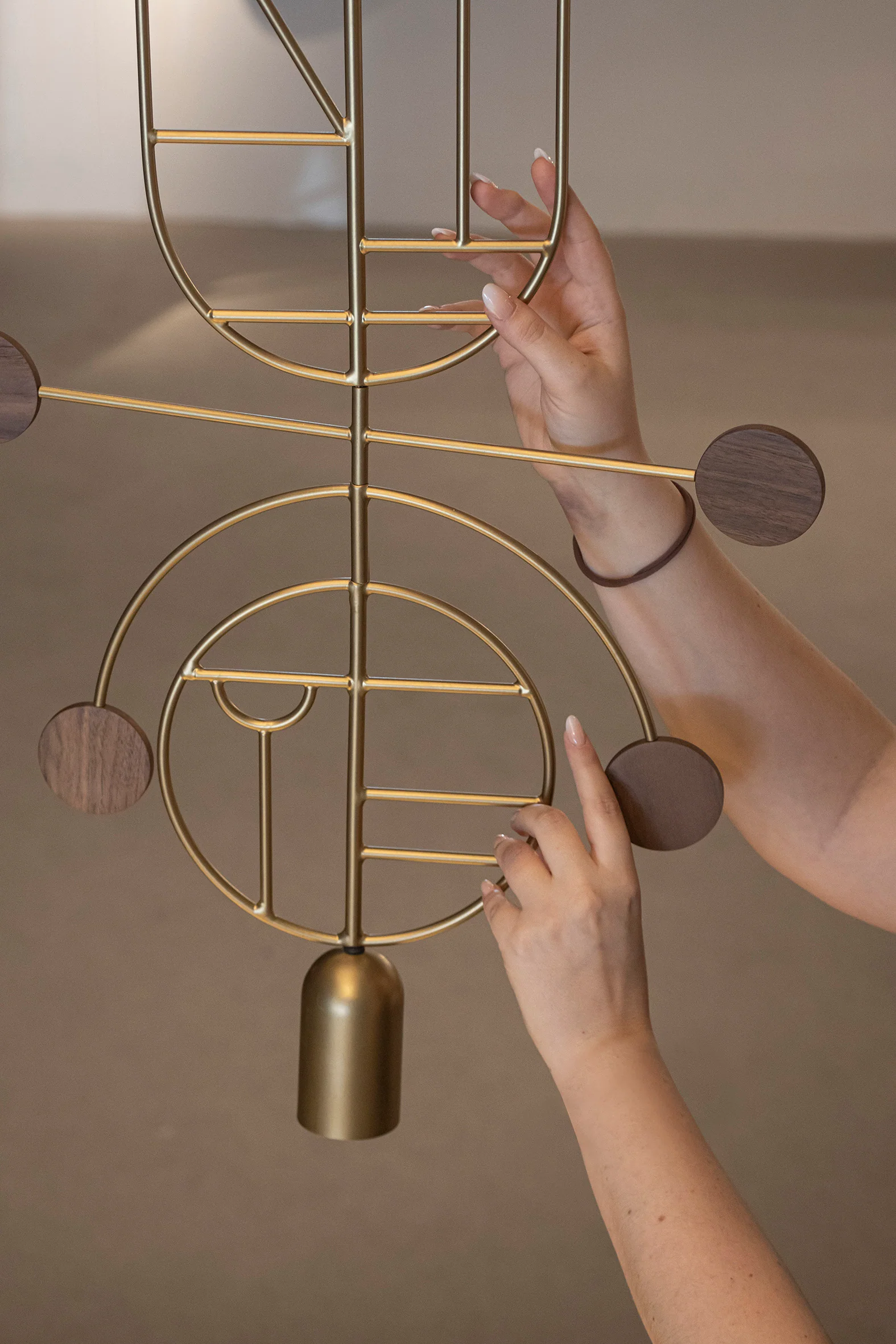 Lampa wisząca WOODEN DOTS WDS08 grafitowy z drewnem orzechowym - Image 6