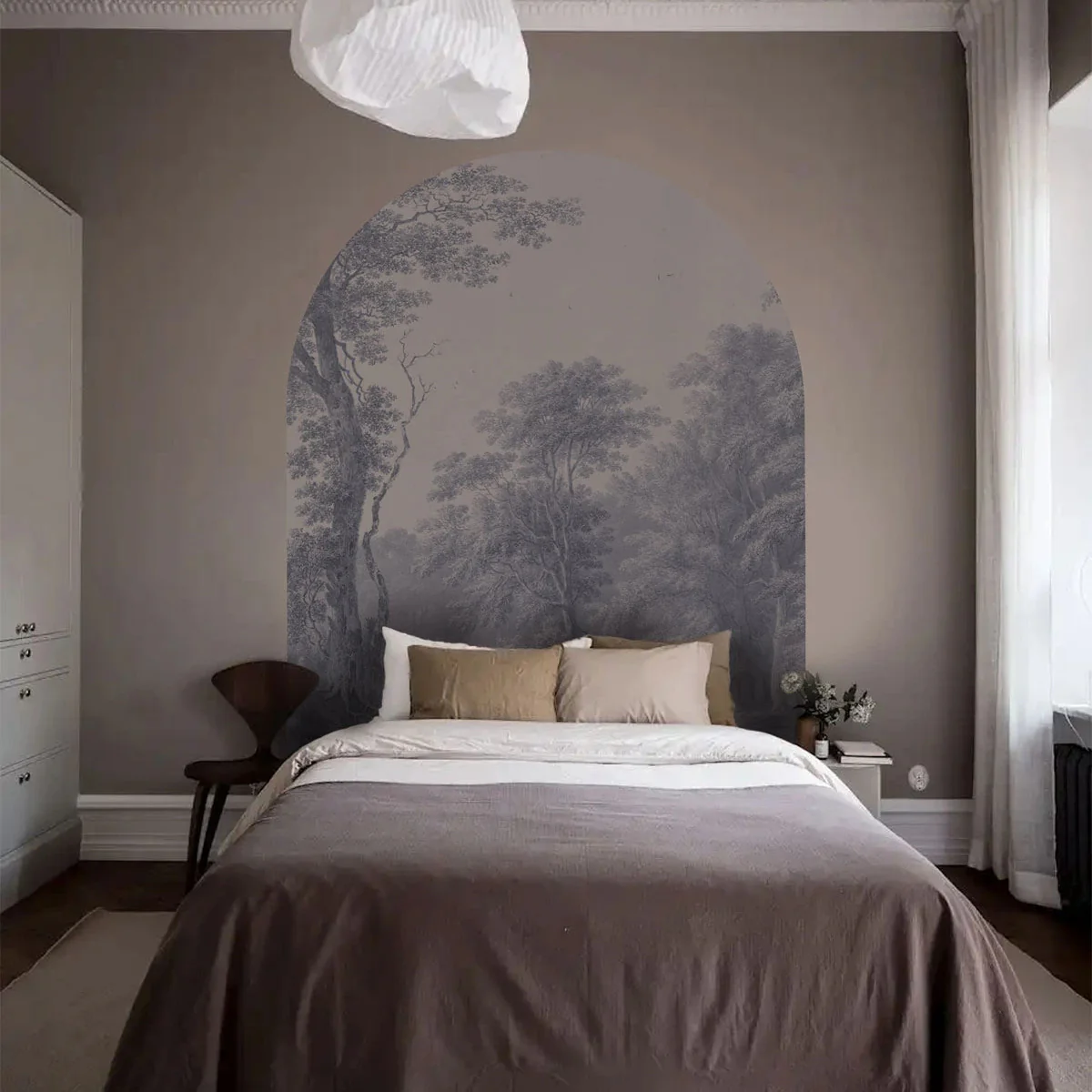 Mural flizelinowy w kształcie łuku WATERCOLOR GROVE zgaszony niebieski