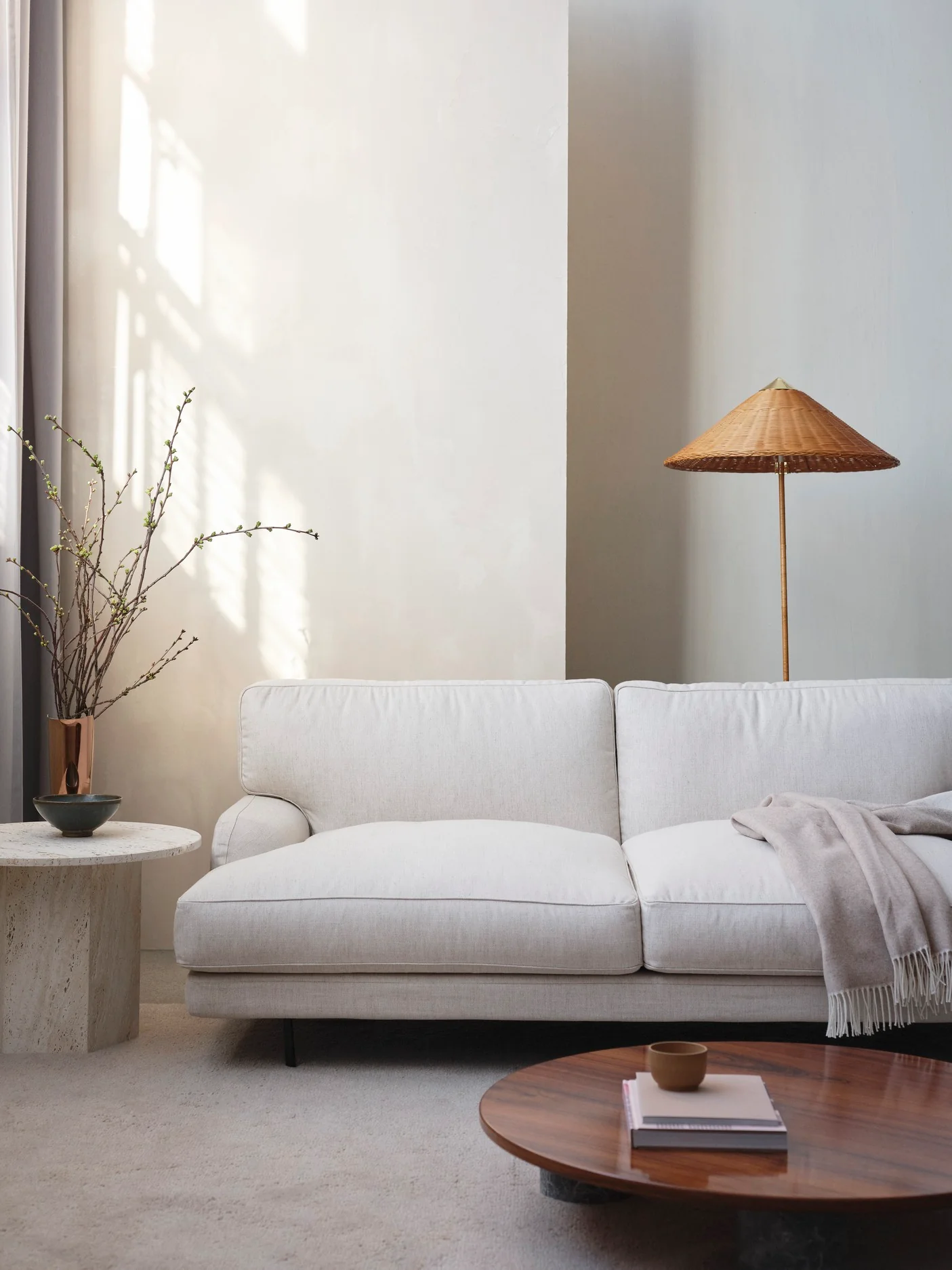 Sofa 2-osobowa FLANEUR tapicerowana z mosiężną podstawą - Image 2