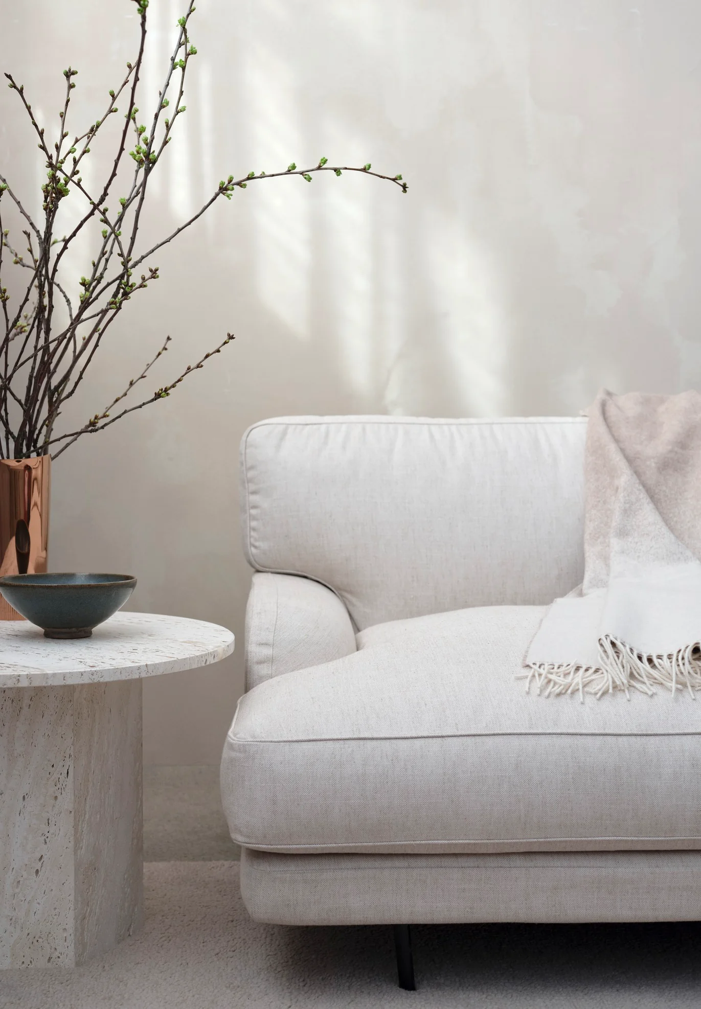 Sofa 2-osobowa FLANEUR tapicerowana z mosiężną podstawą - Image 9