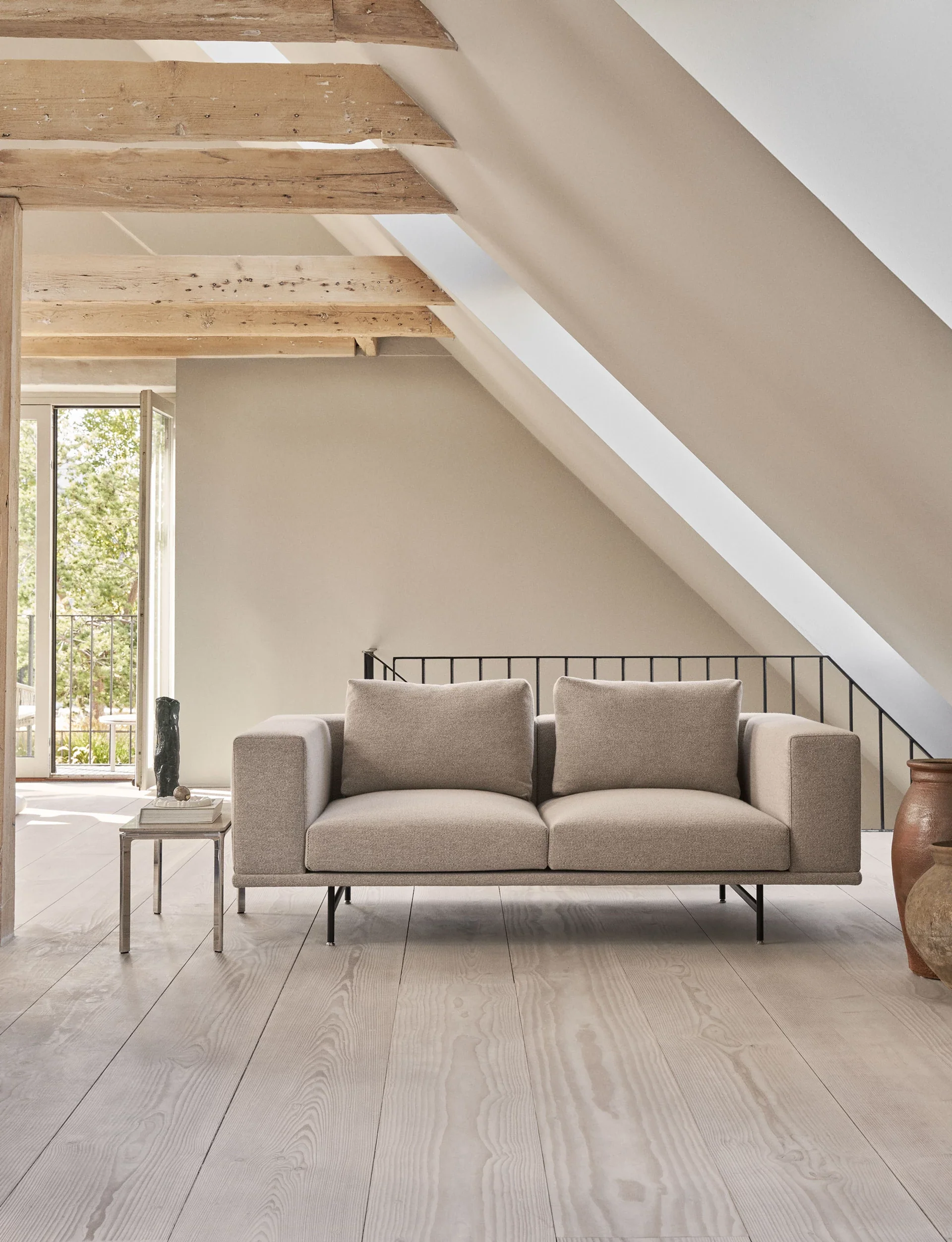 Sofa 2-osobowa LOFT szara tkanina Brook z czarną podstawą - Image 2