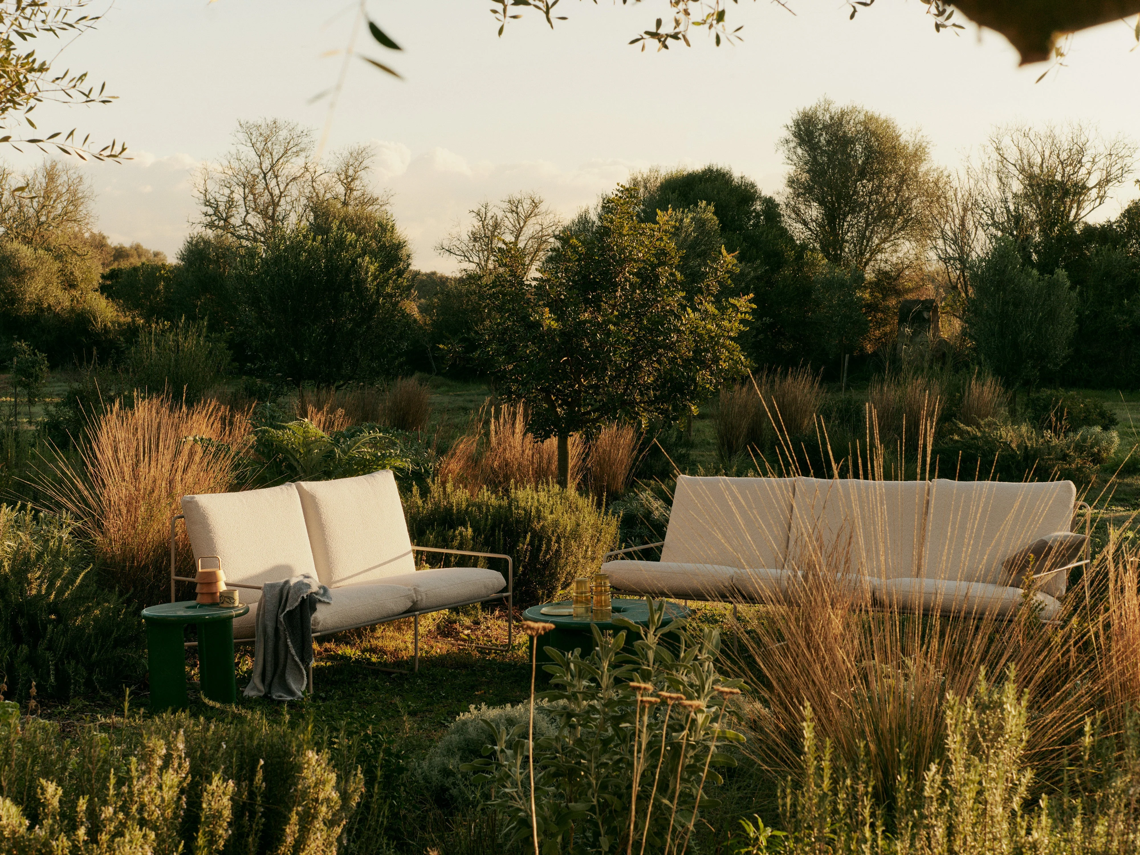Sofa 3-osobowa zewnętrzna DESERT złamana biel z beżową podstawą - Image 3