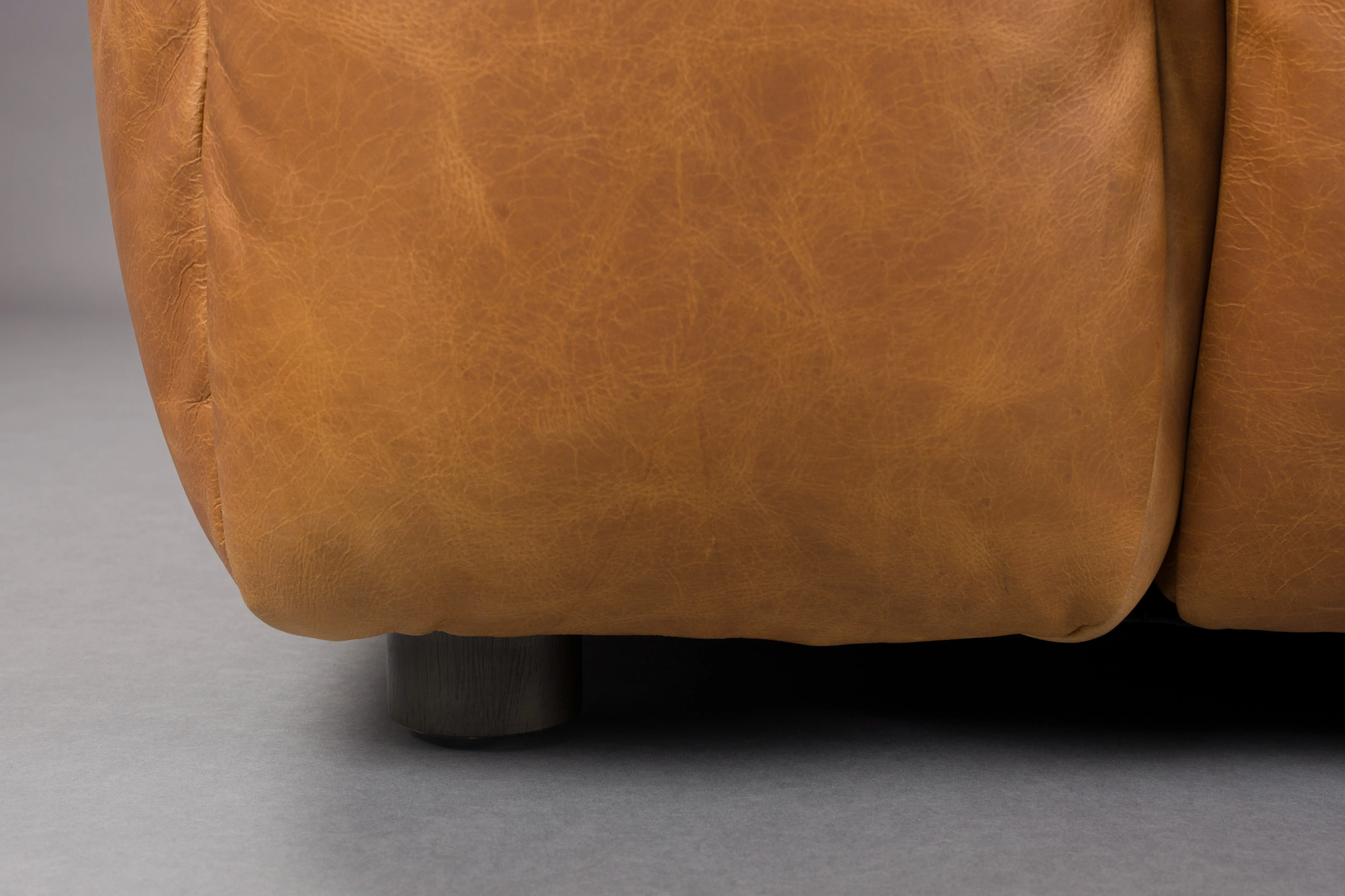Sofa 4,5-osobowa HACKMAN koniakowa skóra - Image 6