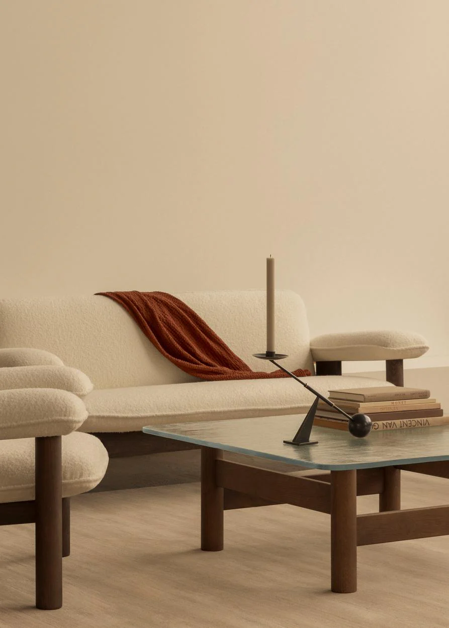 Sofa BRASILIA kremowy z orzechową podstawą - Image 8