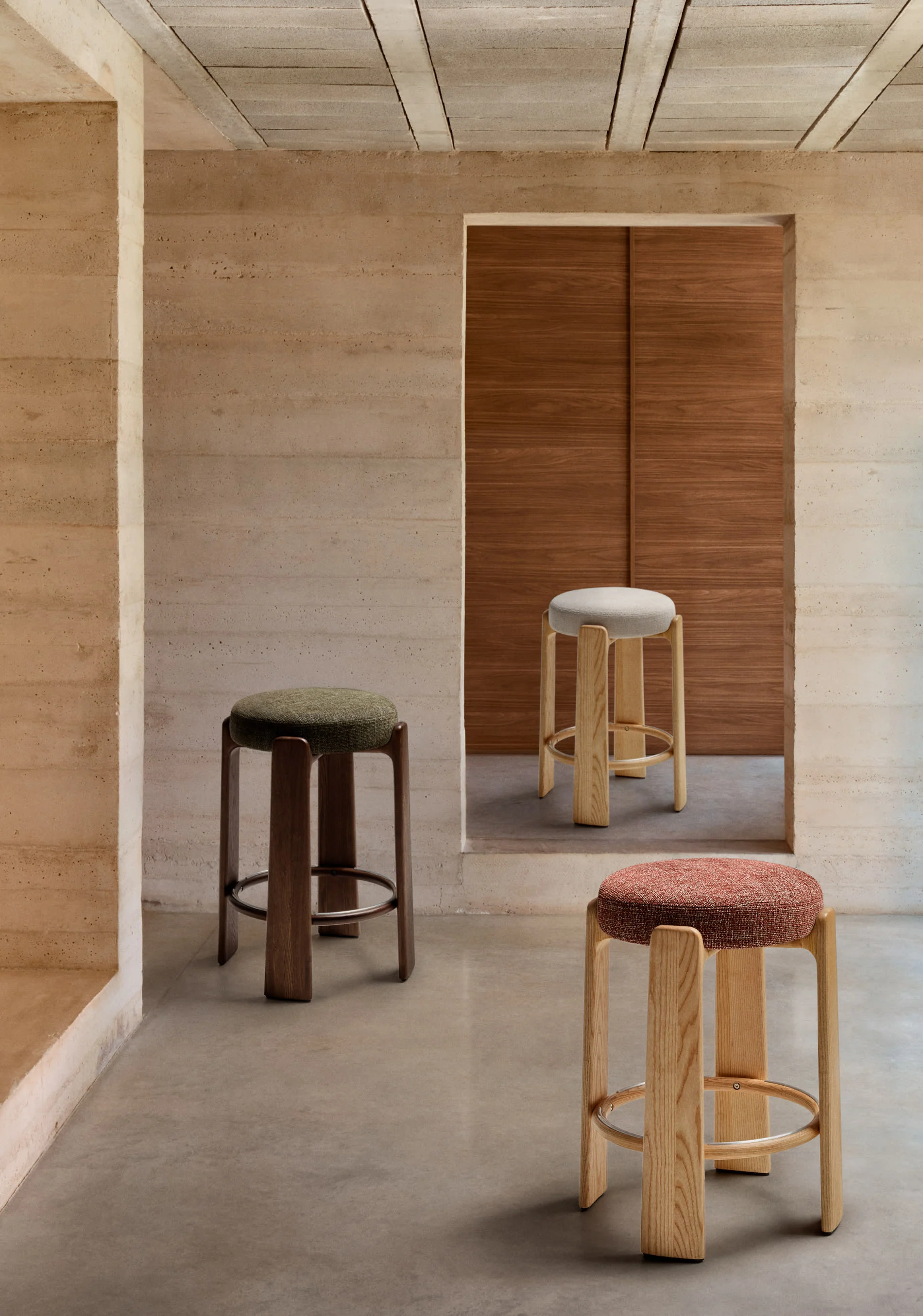 Stołek barowy GRANITE brązowo-rudy szenil z jesionową podstawą - Image 6