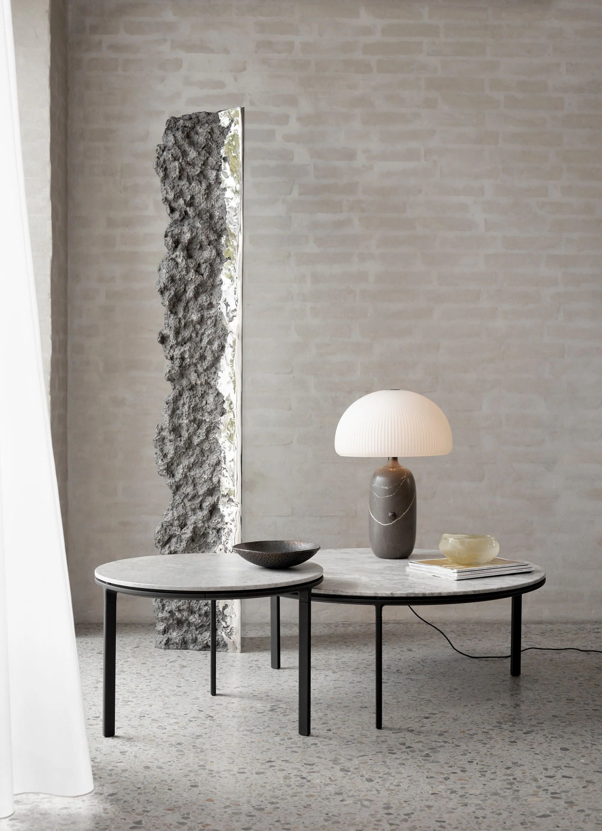 Stolik kawowy 423 jasnoszary marmurowy blat z ciemną aluminiową podstawą - Image 7