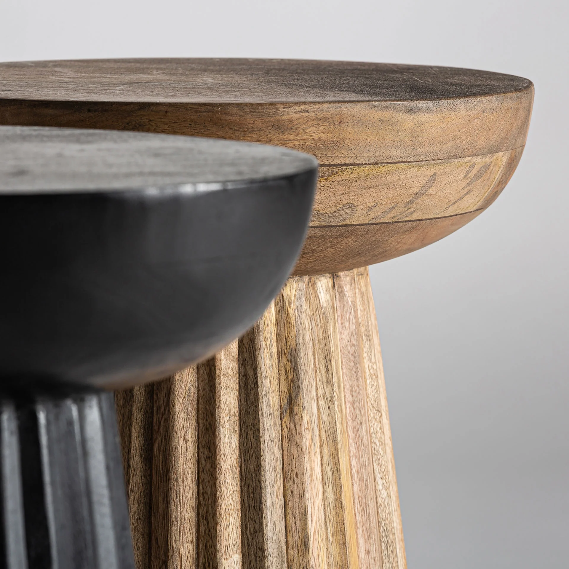 Stolik kawowy PLISSÉ WOOD czarne drewno mango - Image 6