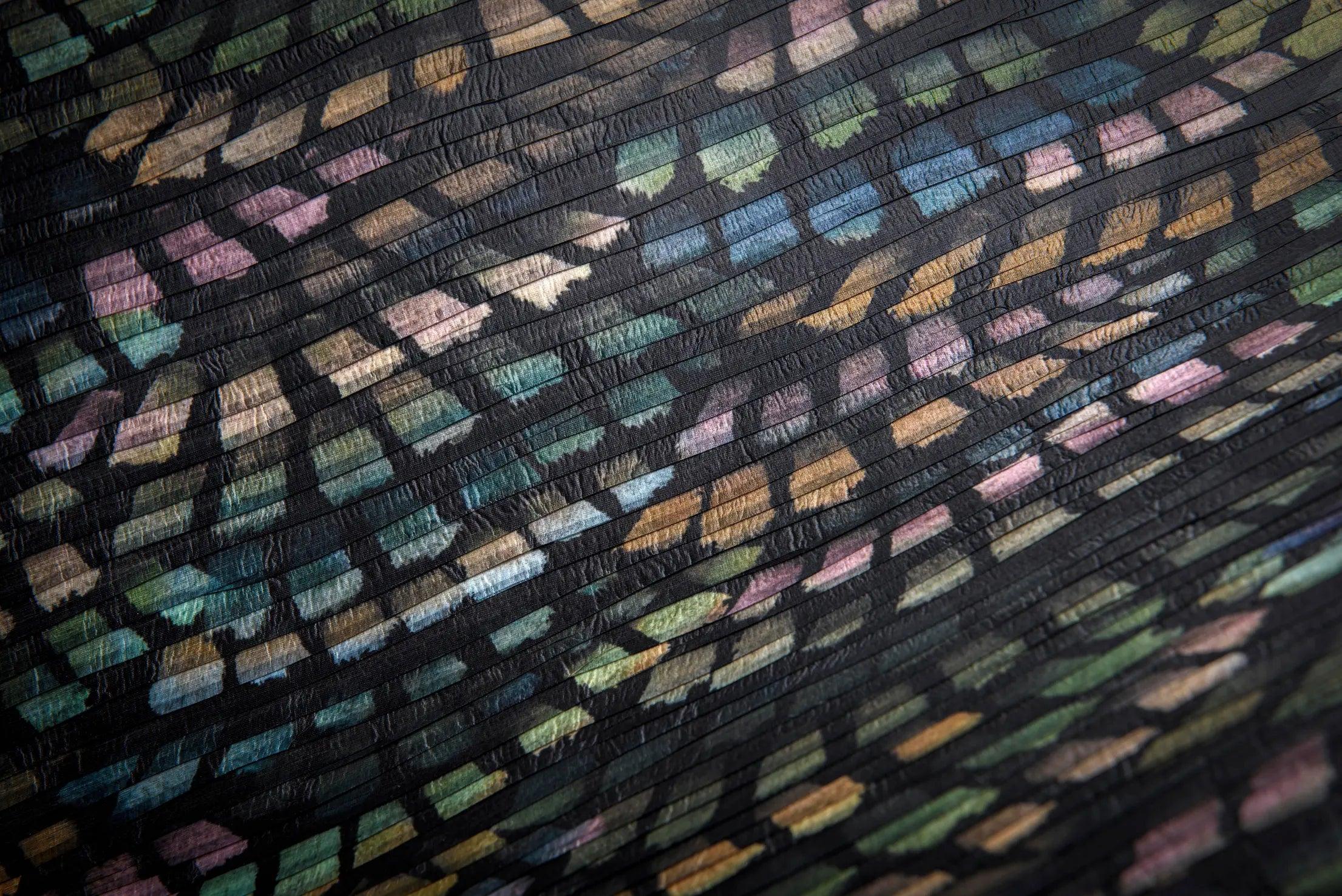 Tapeta strukturalna tekstylna z abstrakcyjnym wzorem wachlarzy DANDELION CRANES ciemny zielony z żółtym - Image 4