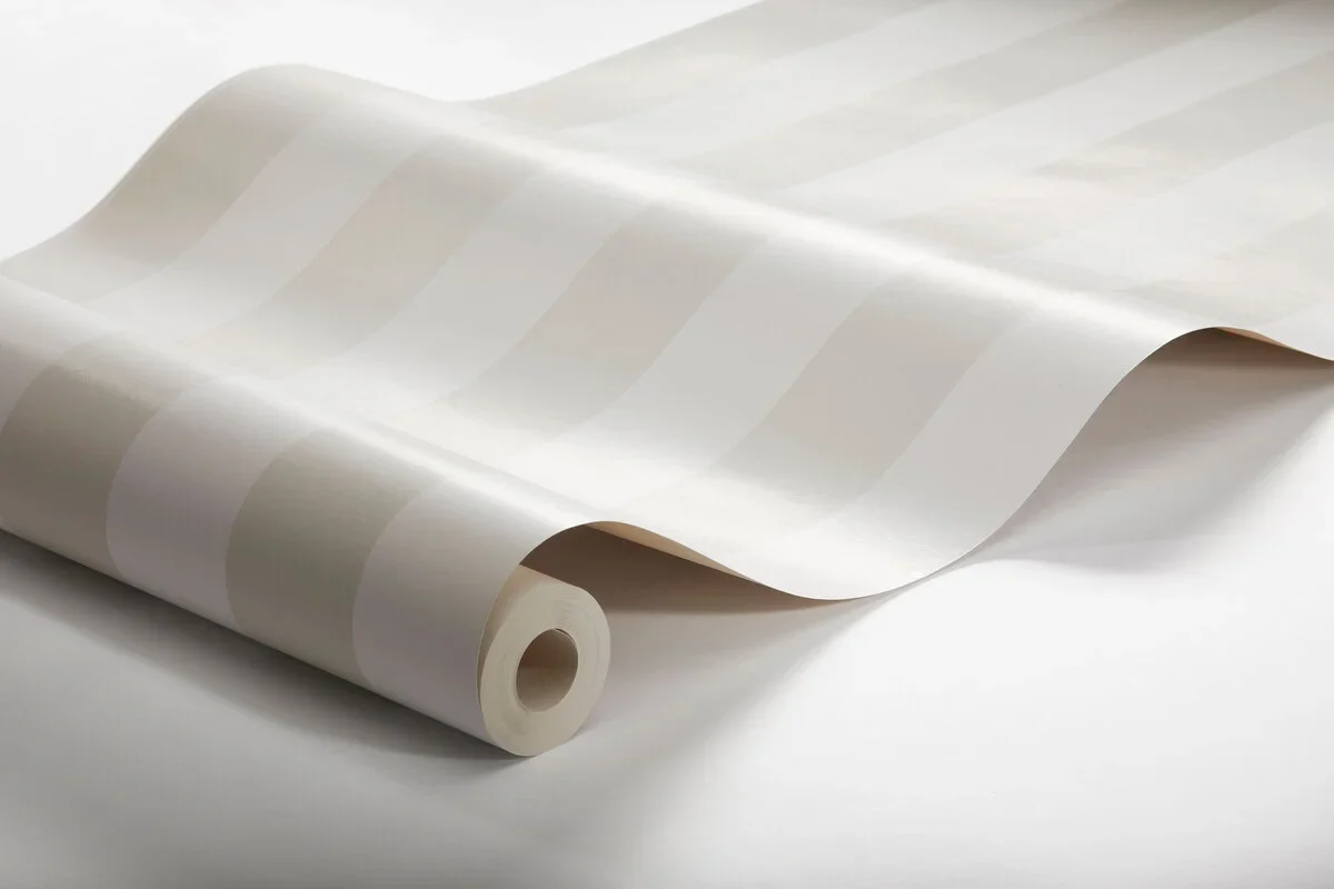 Tapeta flizelinowa papierowa w paski FALSTERBO STRIPE biały z beżowym - Image 3