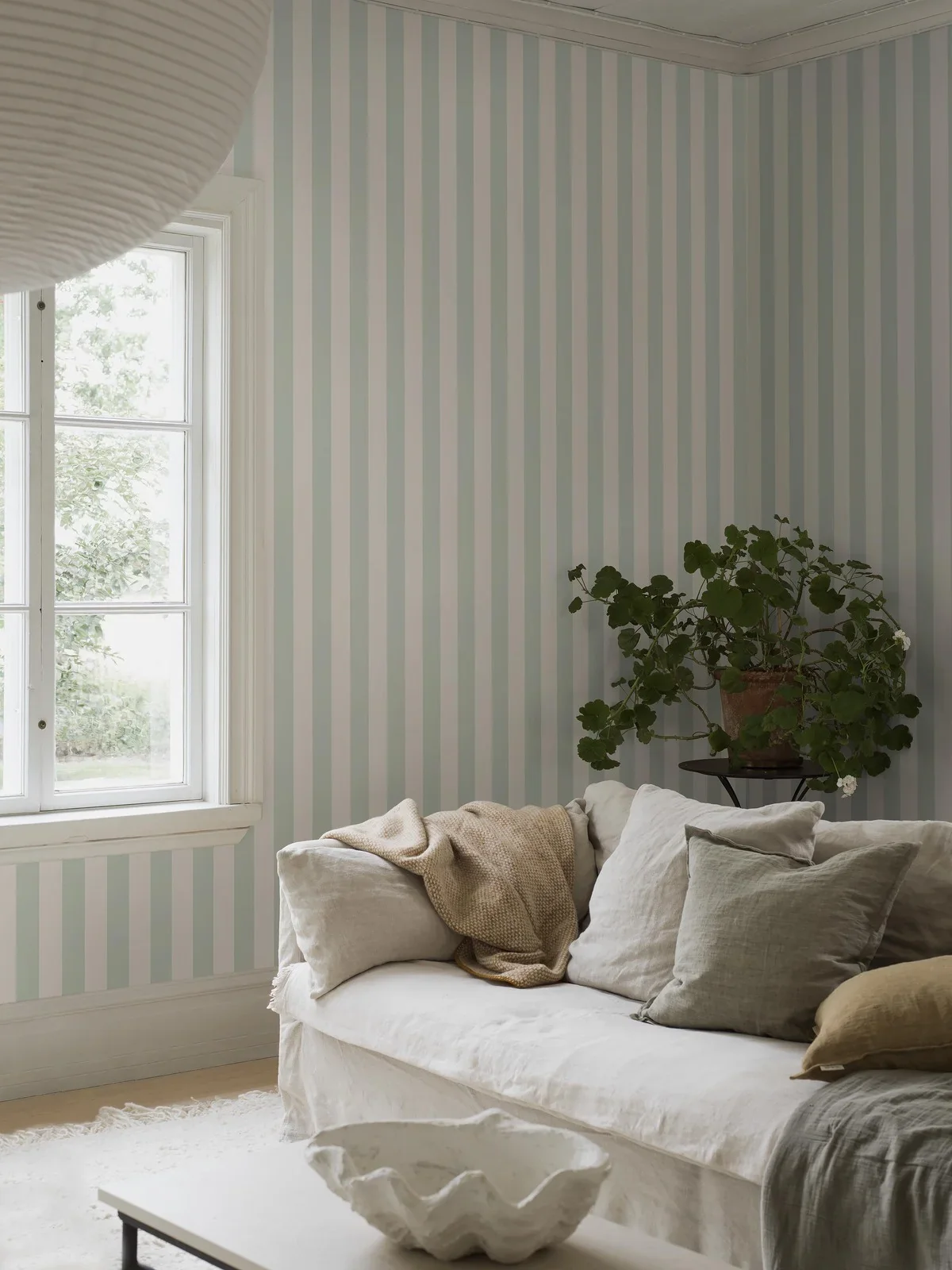 Tapeta flizelinowa papierowa w paski FALSTERBO STRIPE biały z zielonym - Image 5