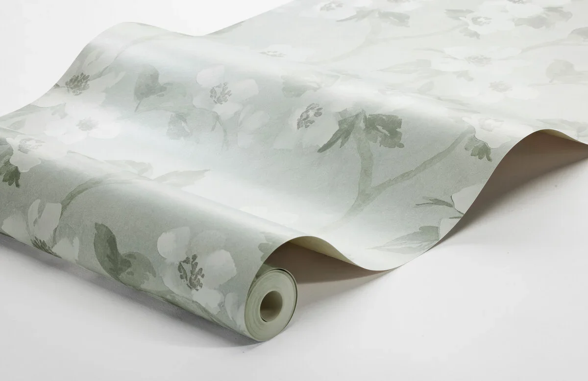 Tapeta z roślinnym wzorem kwiatów HELEN’S FLOWER szarozielony z białym - Image 3