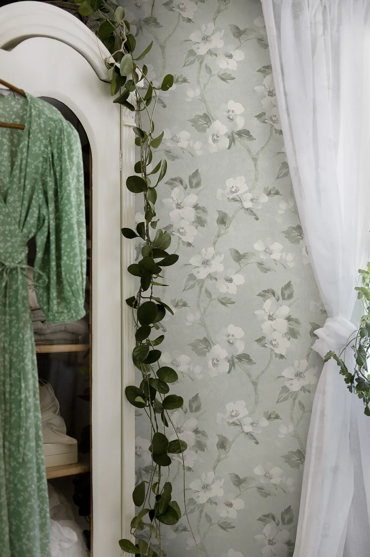 Tapeta z roślinnym wzorem kwiatów HELEN’S FLOWER szarozielony z białym - Image 4