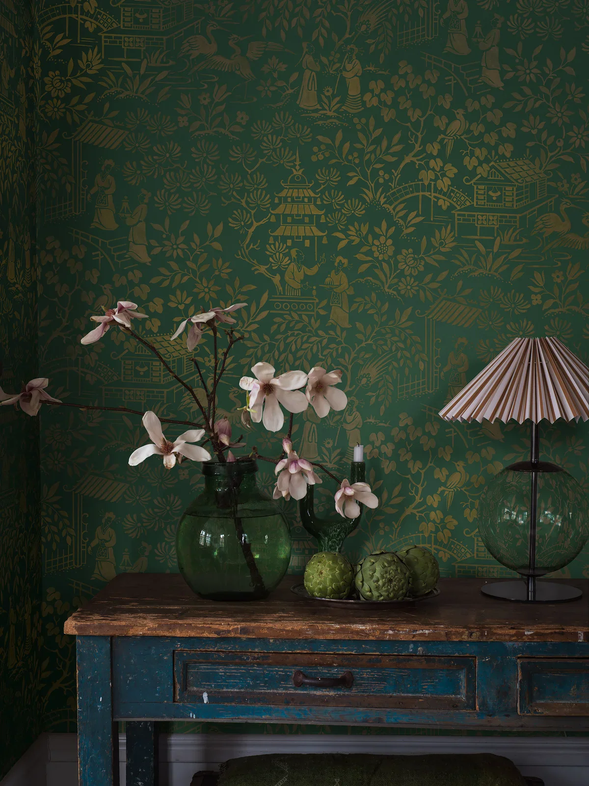 Tapeta flizelinowa papierowa z roślinnym wzorem ORIENTAL GARDEN zielony ze złotym - Image 4