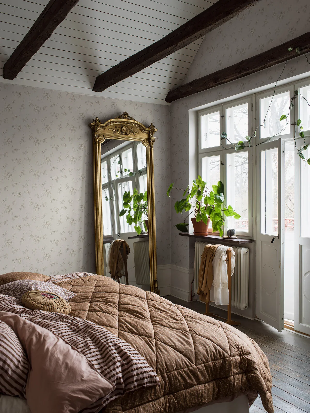 Tapeta flizelinowa papierowa z roślinnym wzorem VINTAGE ROSE jasnobeżowy - Image 2