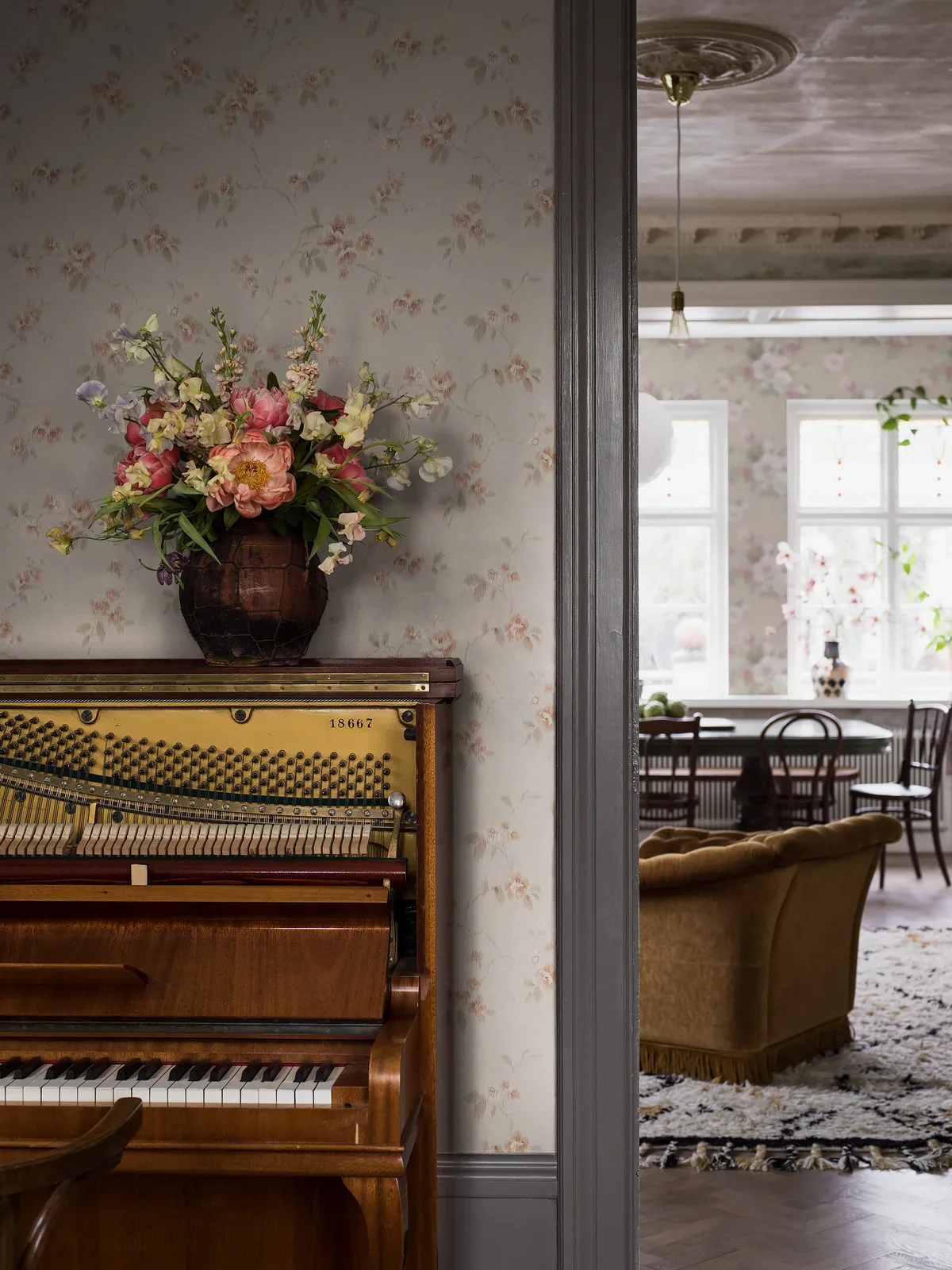 Tapeta flizelinowa papierowa z roślinnym wzorem VINTAGE ROSE beżowy z różowy - Image 2