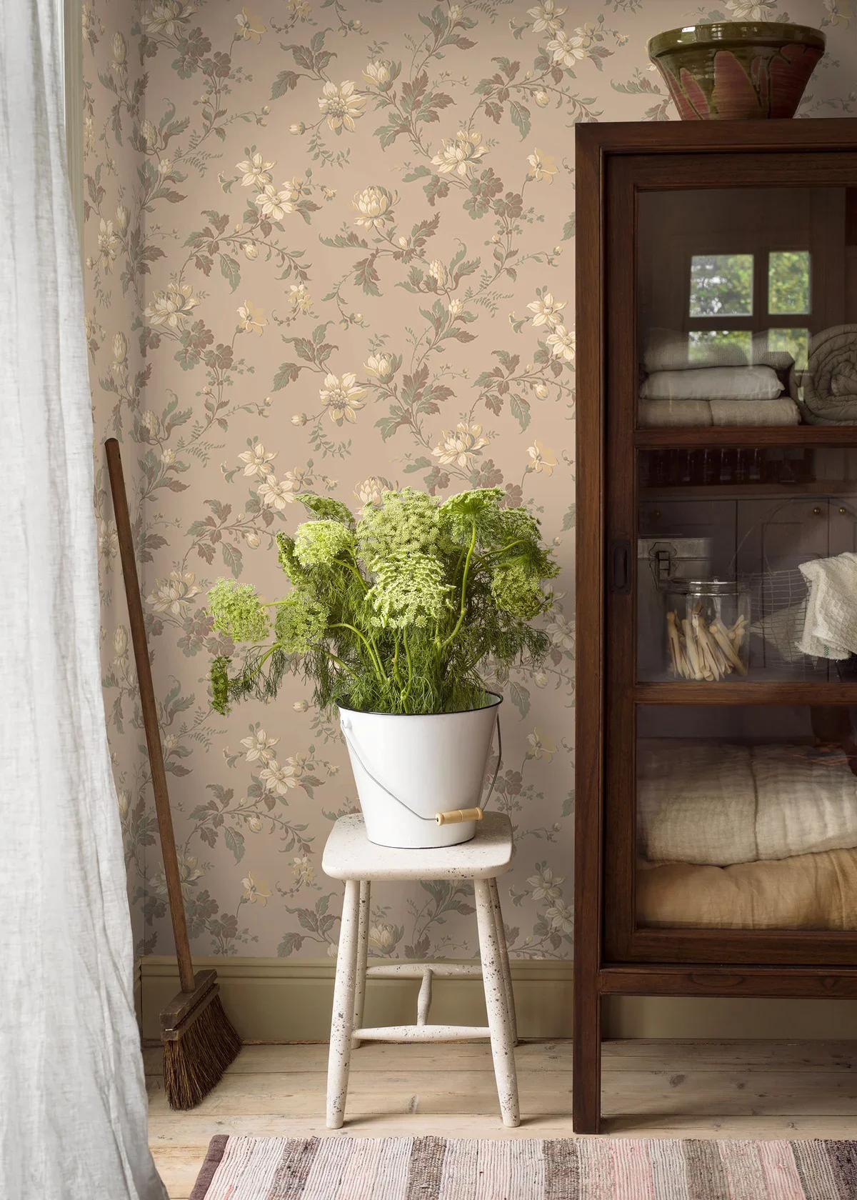 Tapeta flizelinowa papierowa z roślinnym wzorem BLOMSLINGA brązowy z beżowym - Image 2