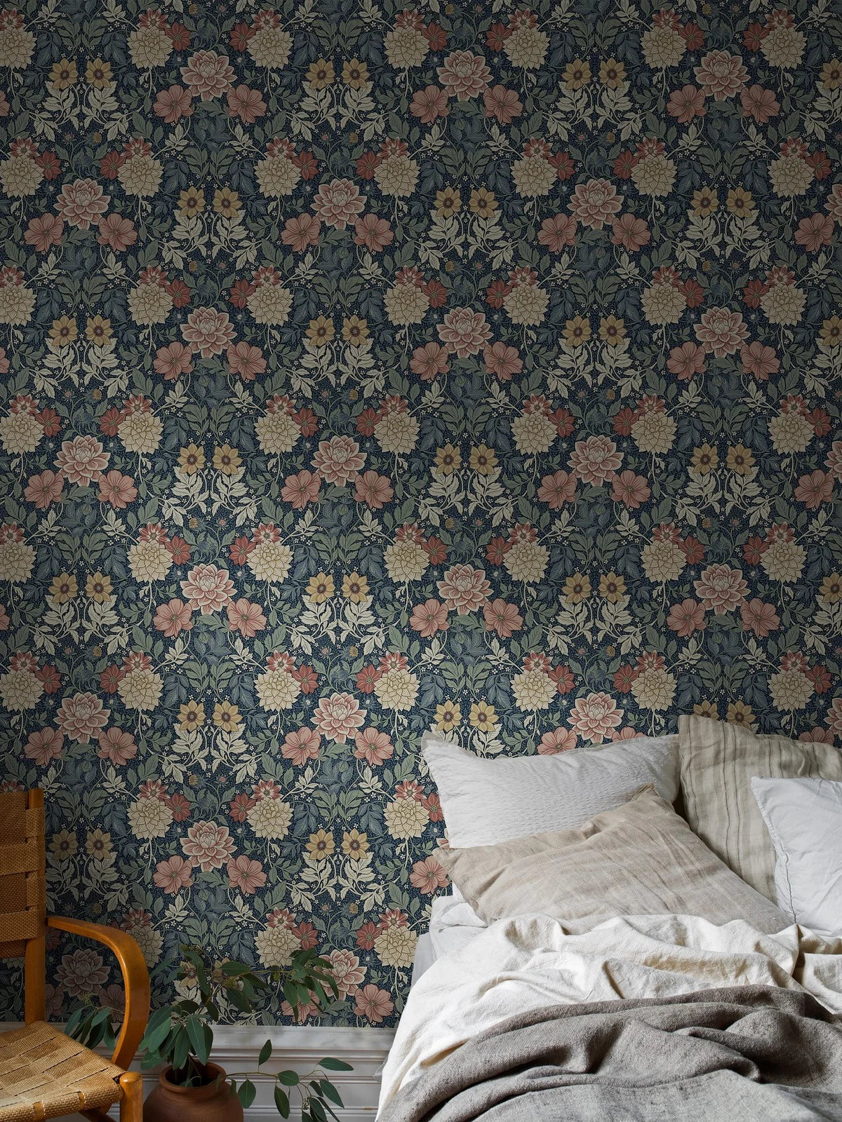 Tapeta flizelinowa papierowa z roślinnym wzorem DAHLIA GARDEN ciemny niebieski z beżowym i różowym - Image 7