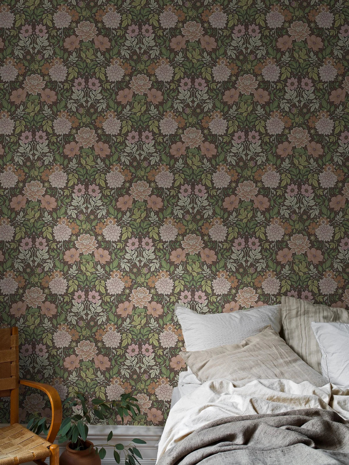 Tapeta flizelinowa papierowa z roślinnym wzorem DAHLIA GARDEN jasny zielony z różowym - Image 2