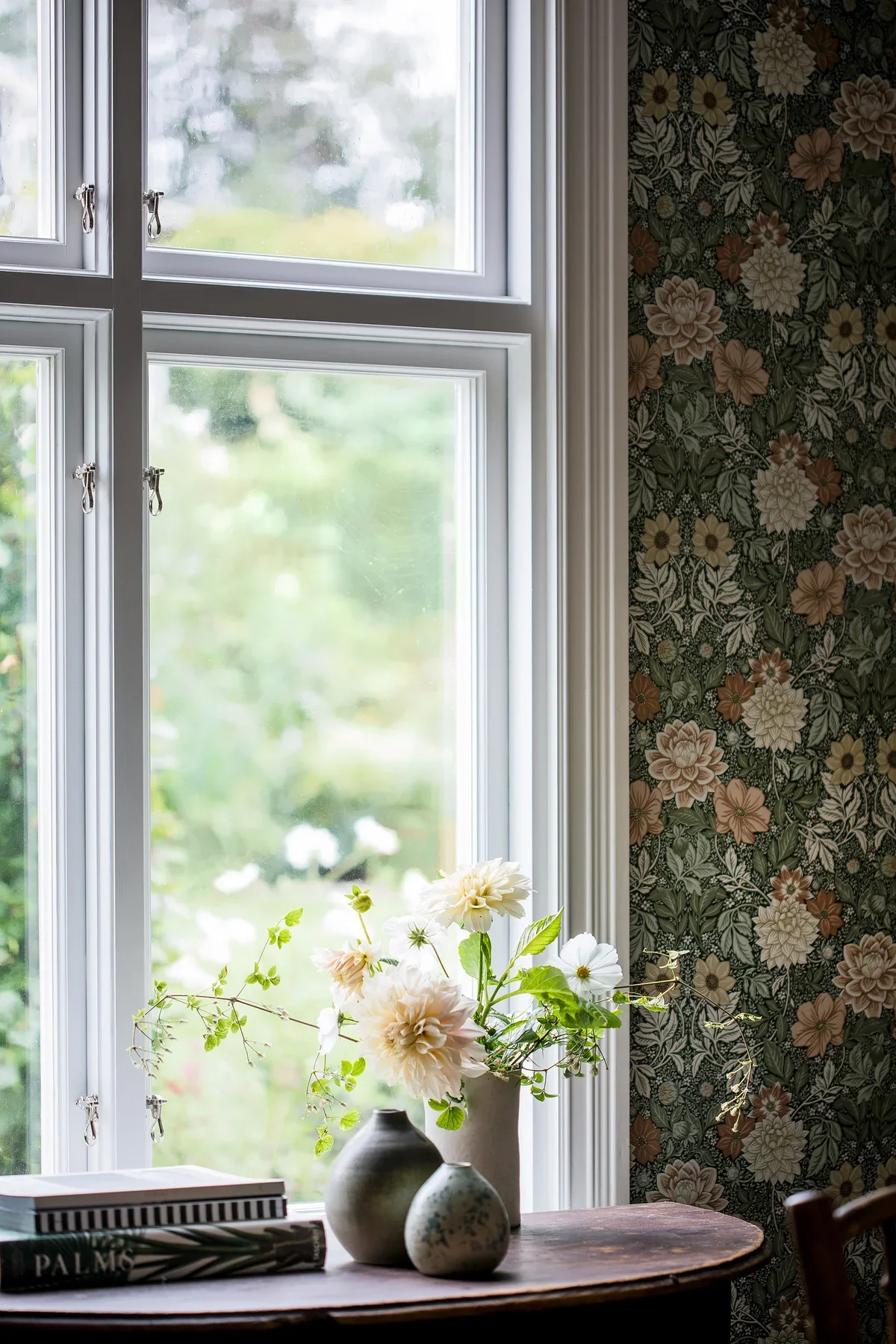 Tapeta flizelinowa papierowa z roślinnym wzorem DAHLIA GARDEN zielony z kremowym i różówym - Image 4