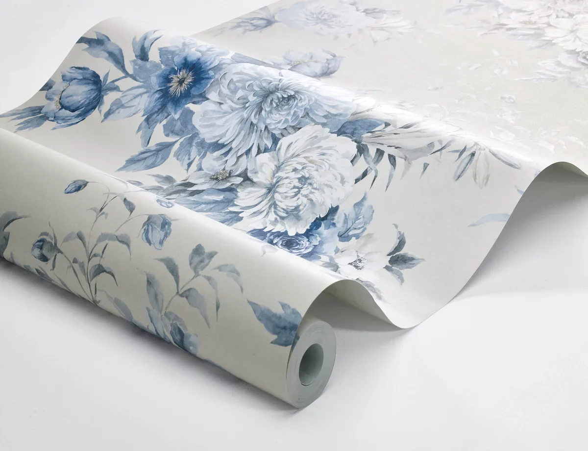 Tapeta flizelinowa papierowa z roślinnym wzorem FLORAL CHARM ciepły biały z niebieskim - Image 3
