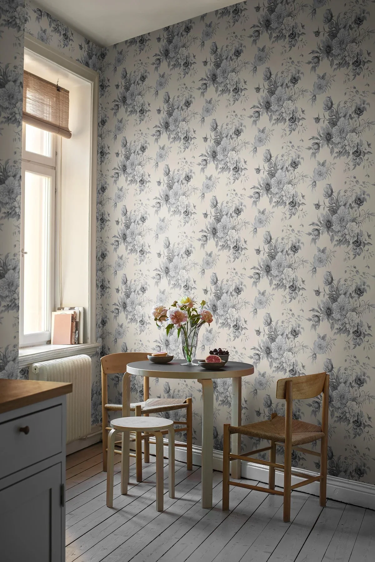 Tapeta flizelinowa papierowa z roślinnym wzorem FLORAL CHARM ciepły biały z niebieskim - Image 4