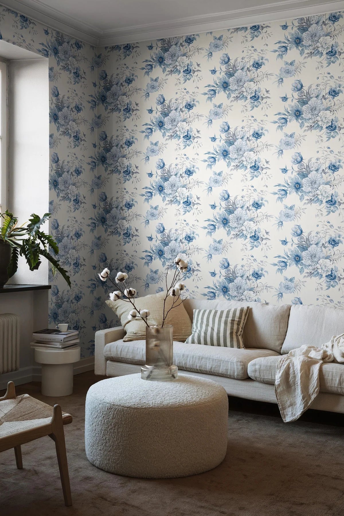 Tapeta flizelinowa papierowa z roślinnym wzorem FLORAL CHARM ciepły biały z niebieskim - Image 5