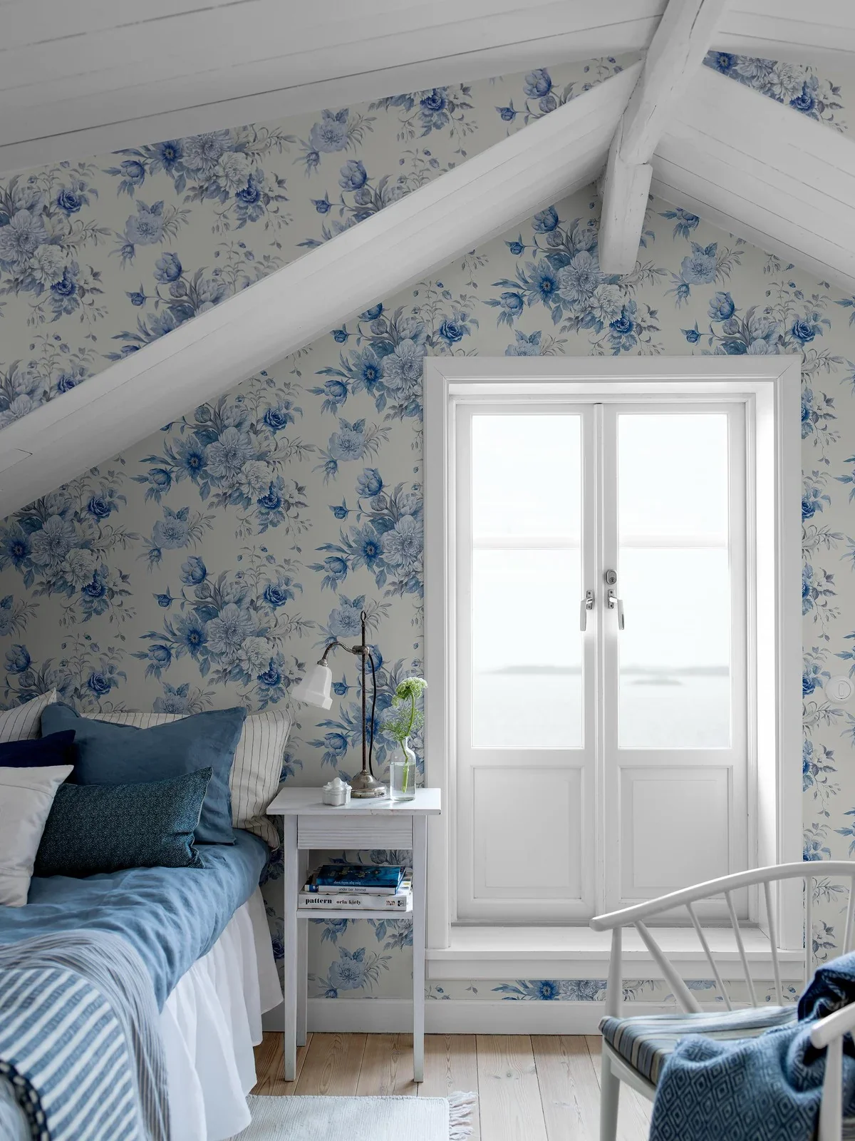 Tapeta flizelinowa papierowa z roślinnym wzorem FLORAL CHARM ciepły biały z niebieskim - Image 6