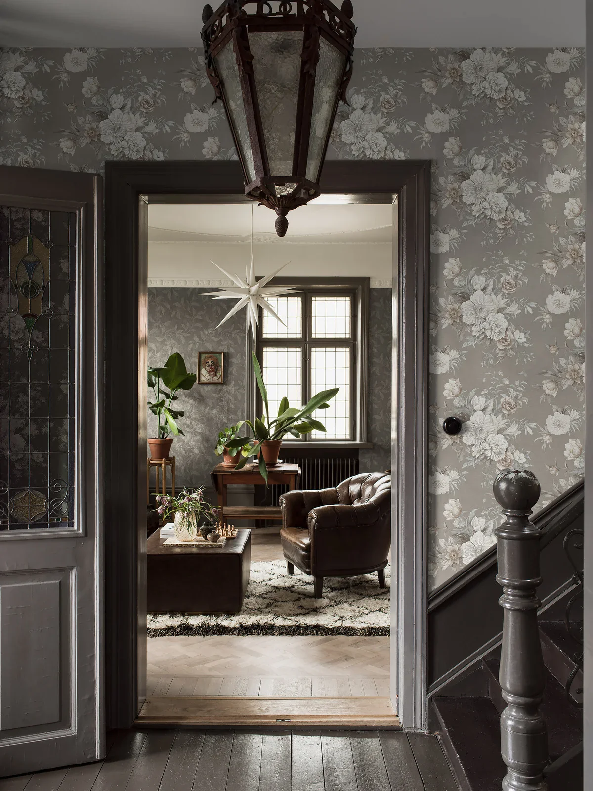 Tapeta flizelinowa papierowa z roślinnym wzorem FLORAL CHARM brązowy z białym - Image 2
