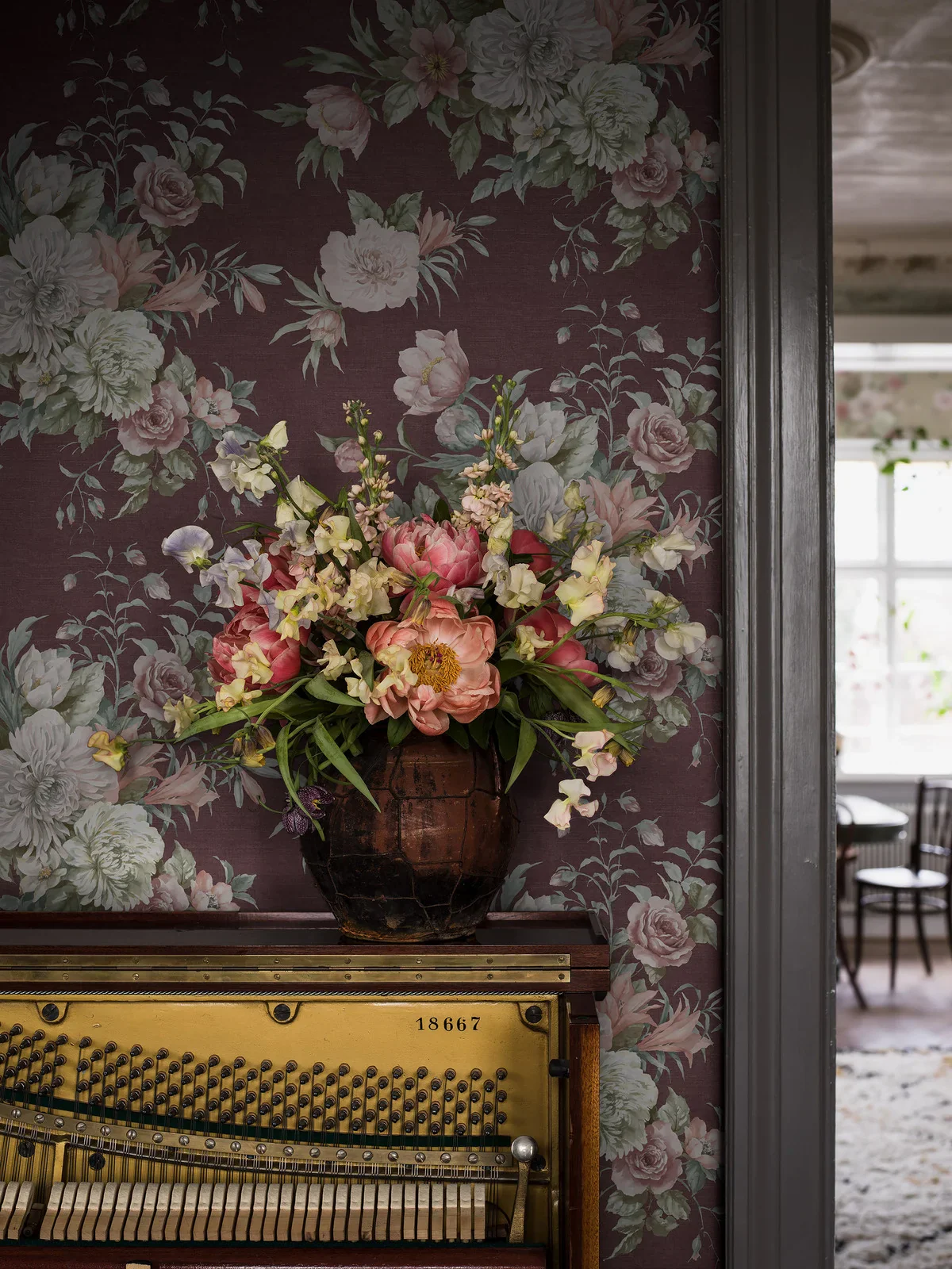 Tapeta flizelinowa papierowa z roślinnym wzorem FLORAL CHARM burgundowy z białym - Image 2