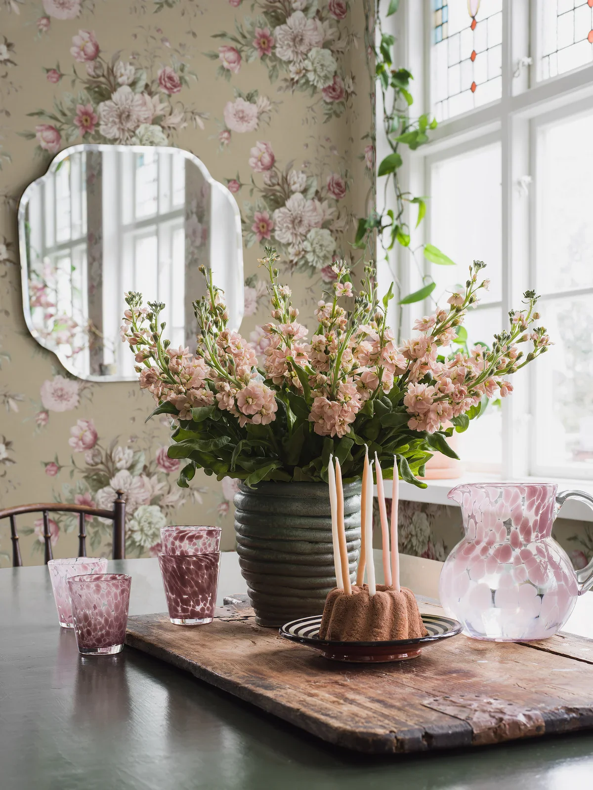 Tapeta flizelinowa papierowa z roślinnym wzorem FLORAL CHARM ciemny beż z różowym i białym - Image 3