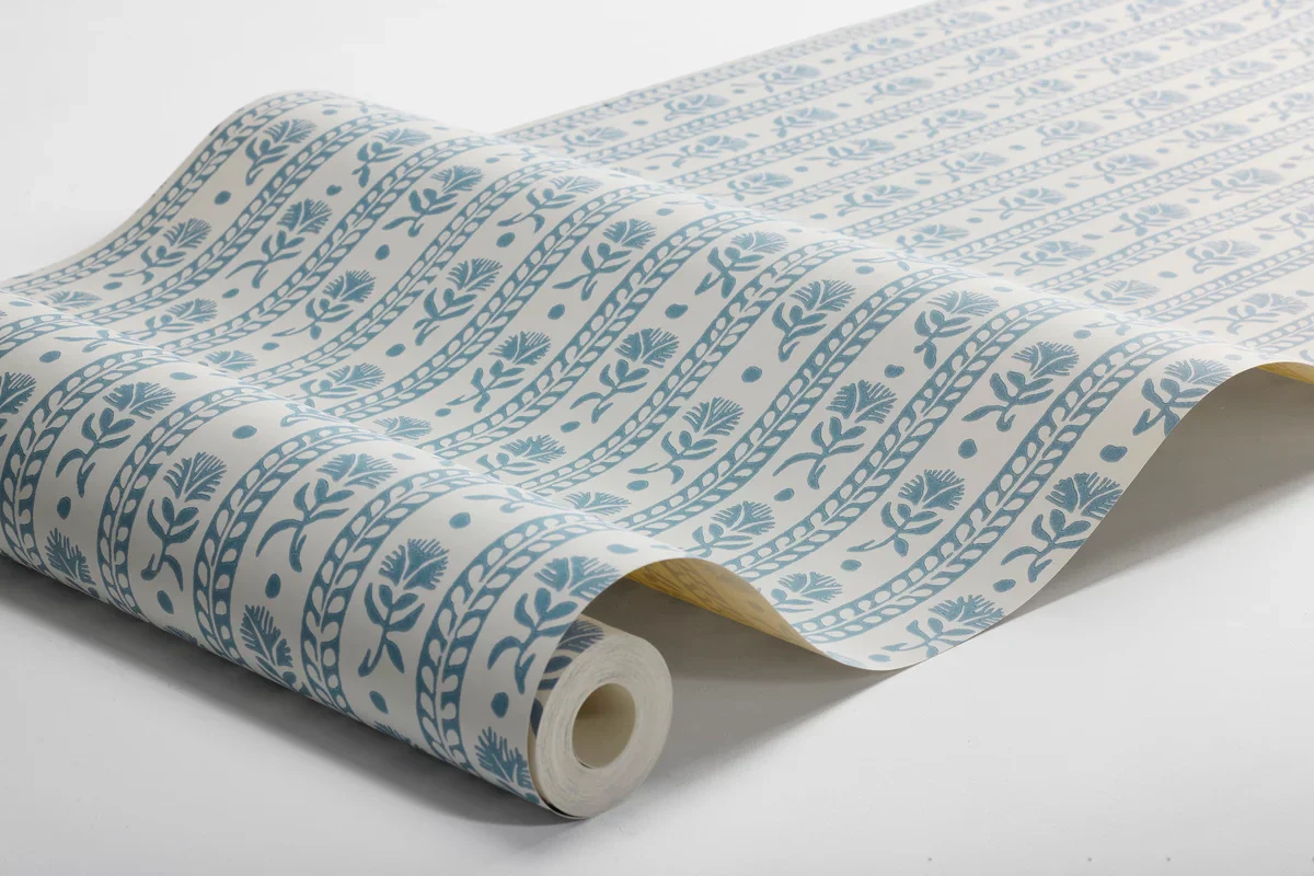Tapeta flizelinowa papierowa z roślinnym wzorem NEJKILERAND niebieski z białym - Image 5