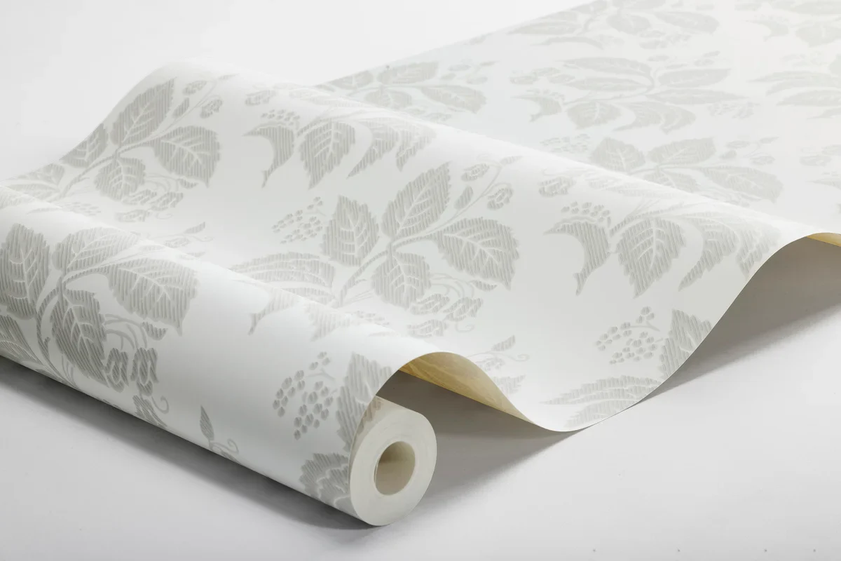 Tapeta flizelinowa papierowa z roślinnym wzorem TENGBERGSKA biały z szarym - Image 4