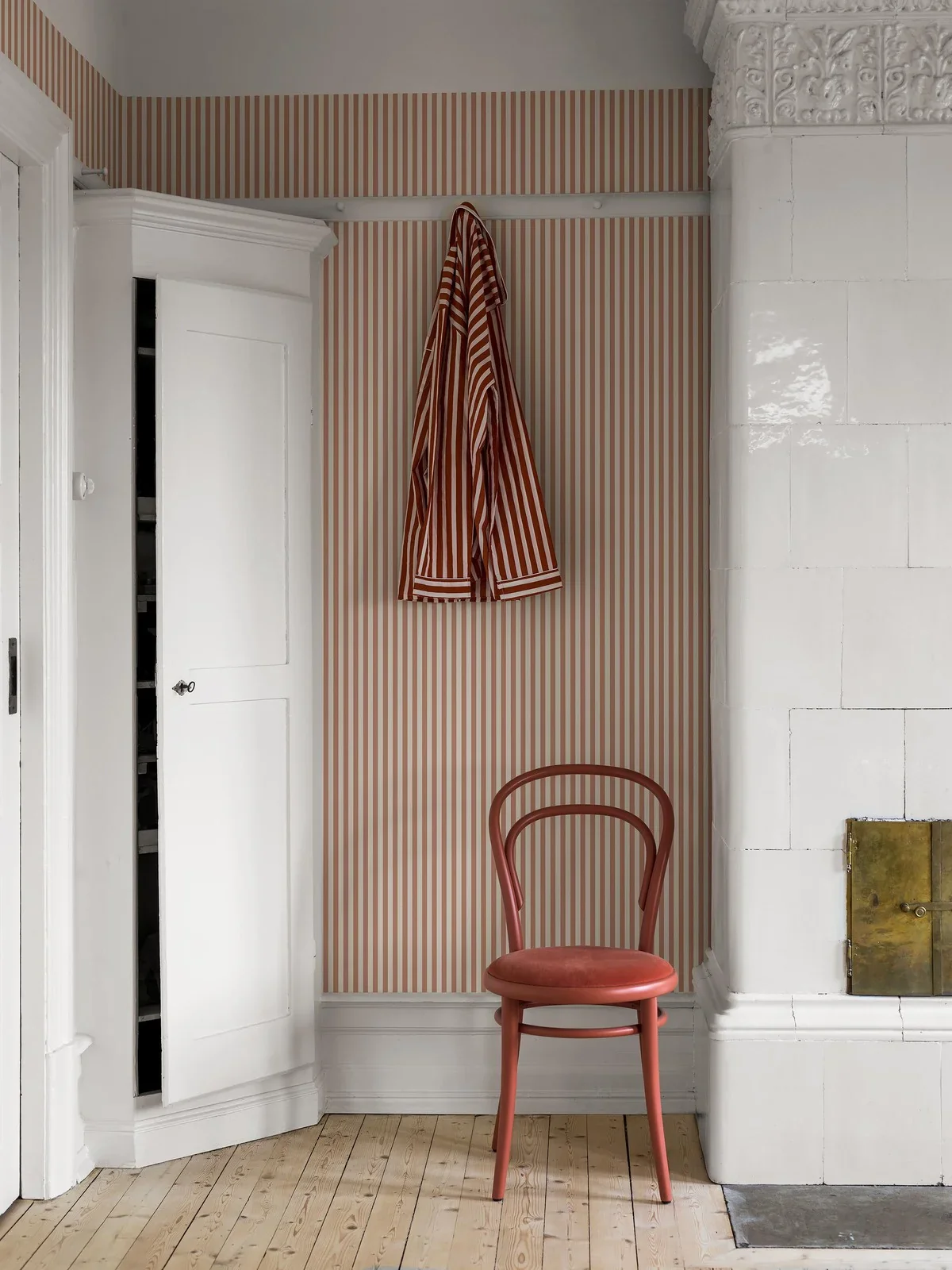Tapeta ze wzorem w paski MÖLLE STRIPE czerwony z beżowym - Image 2