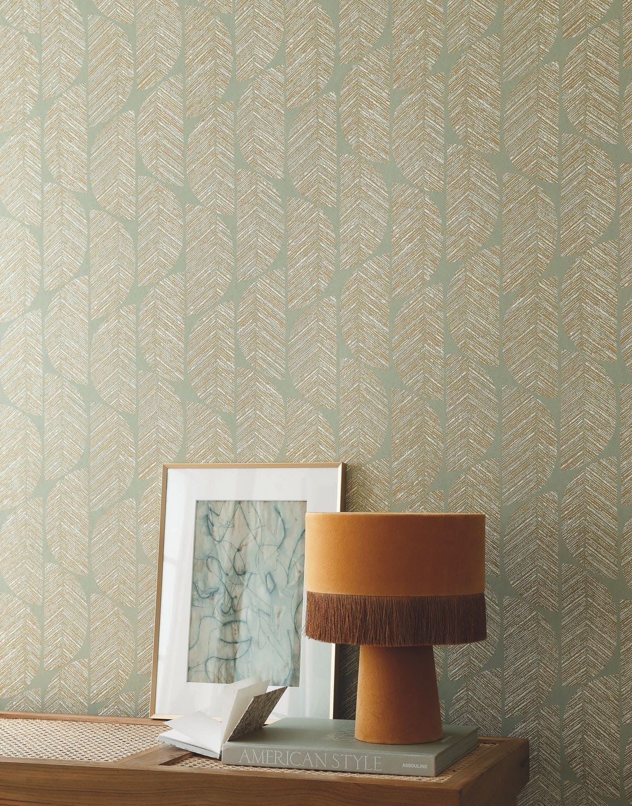 Tapeta strukturalna z motywem geometrycznym ABELIA - AMANDE migdałowa zieleń ze złotym - Image 2