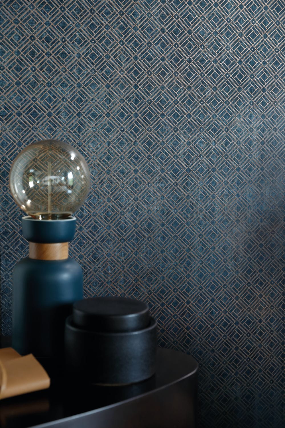 Tapeta metaliczna z geometrycznym wzorem KHEOPS - BLEU NUIT niebieski z brązowym - Image 2