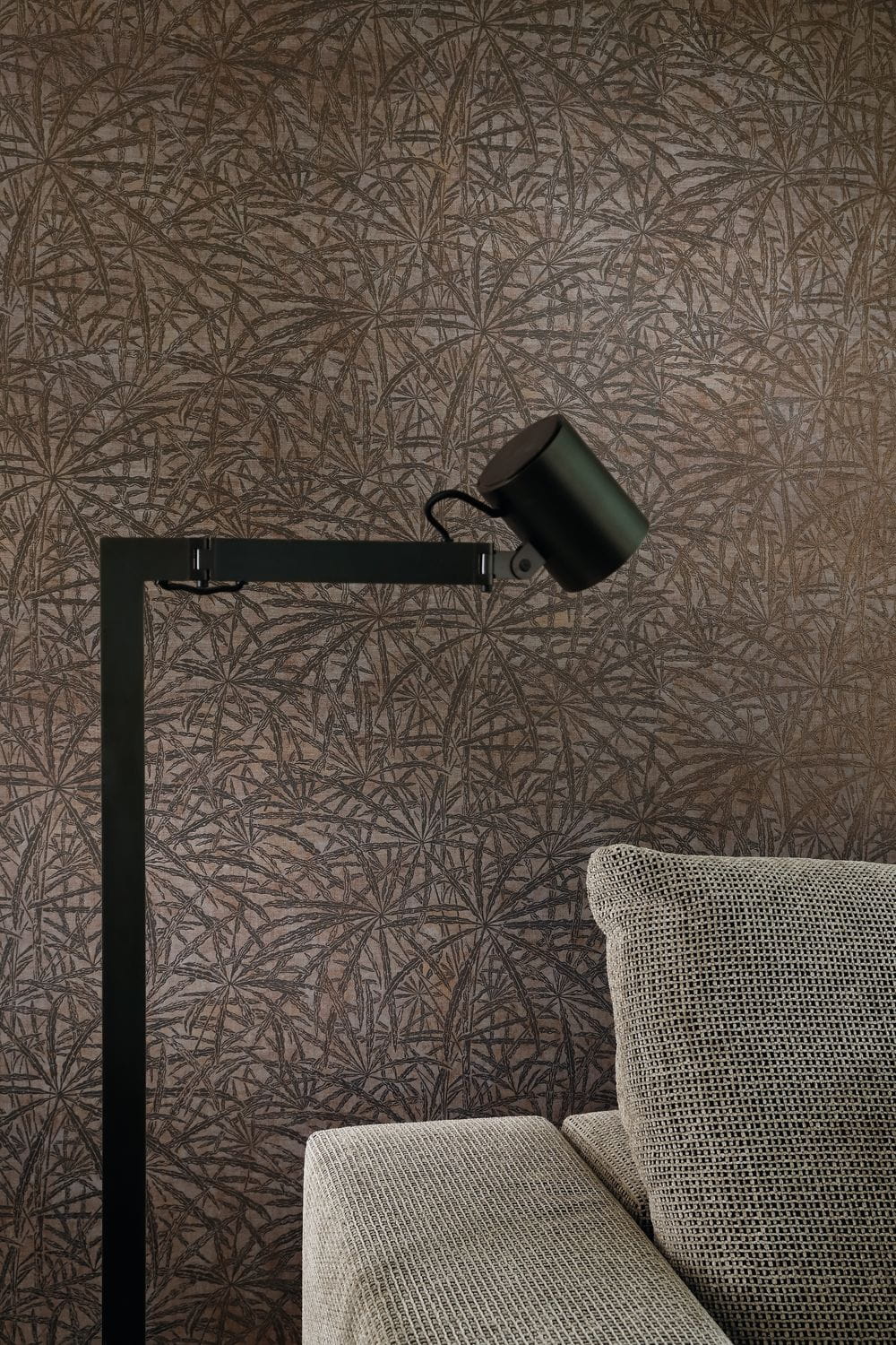 Tapeta strukturalna z motywem roślinnym liści palm PALMYRE - GRIS TAUPE taupe z szarym - Image 3