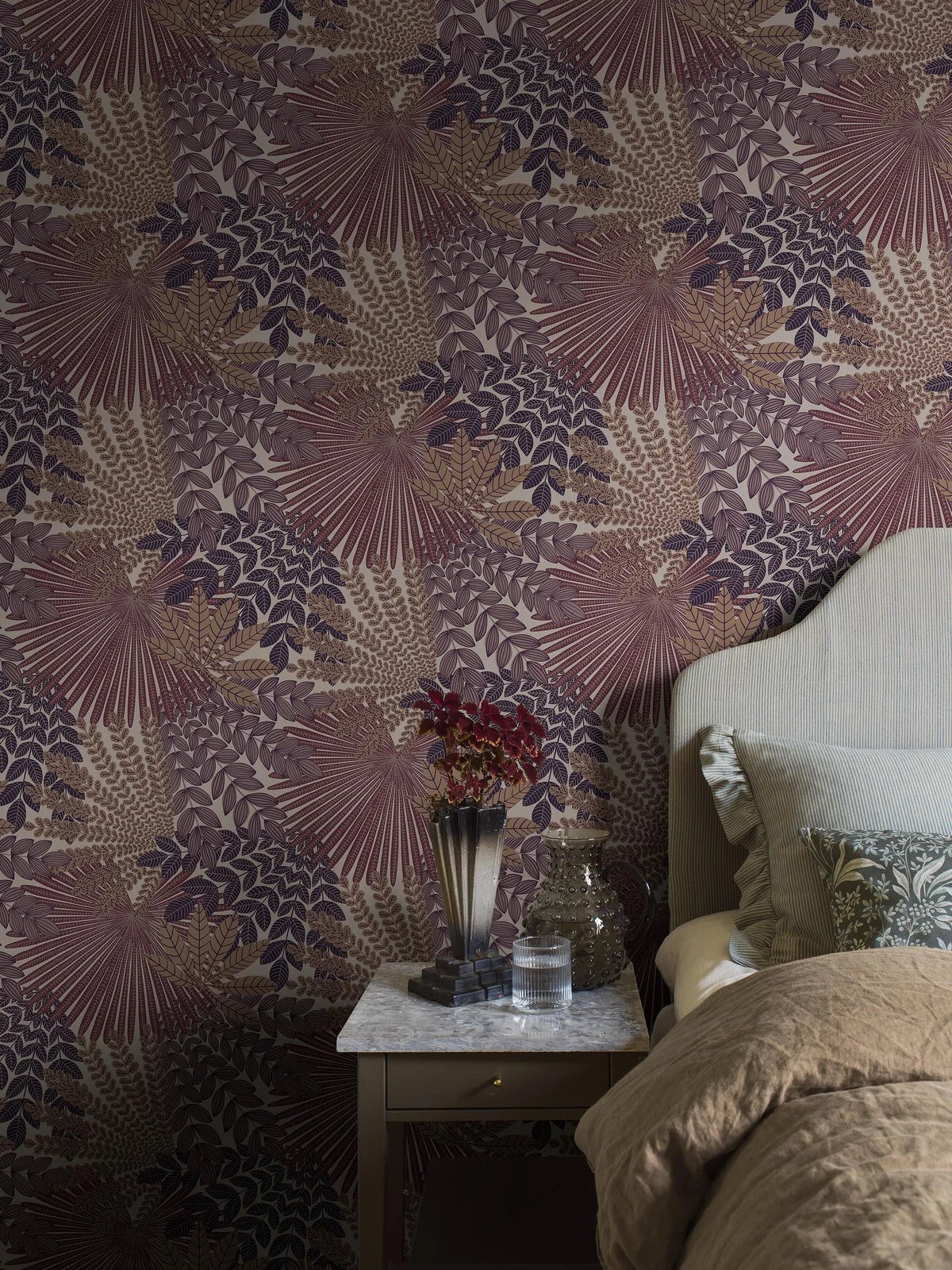 Tapeta z motywem roślinnym liści VELVET LEAVES fioletowy z beżowym - Image 3