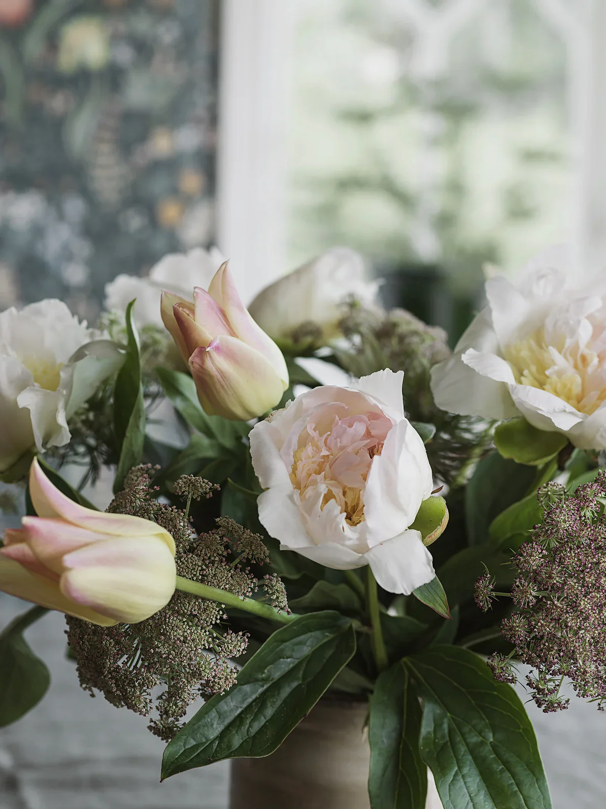 Tapeta z roślinnym motywem kwiatów BLOMSTERHAV granatowy z zielonym - Image 4