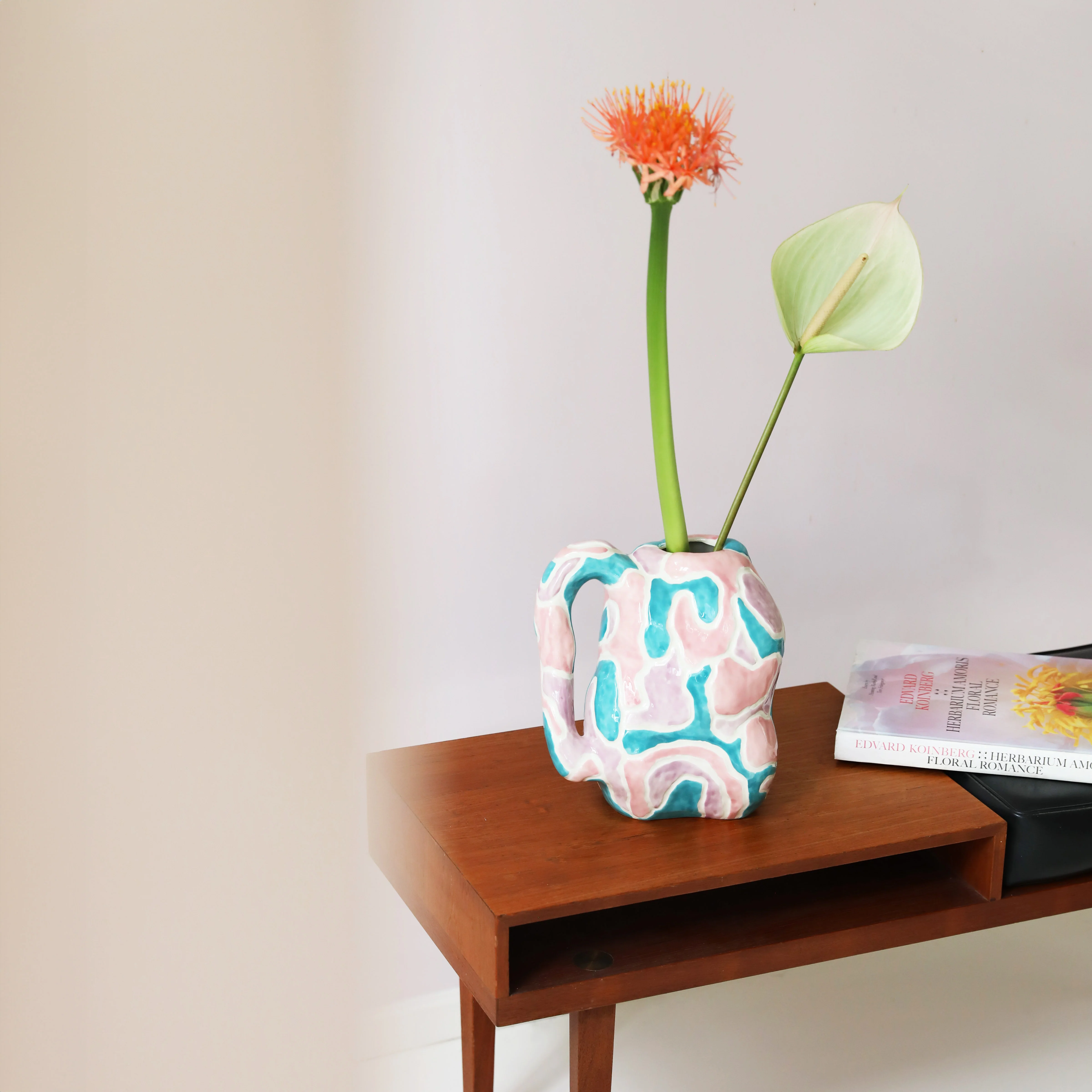Wazon JUG-A-VASE różowy z fioletowym i niebieskim - Image 2